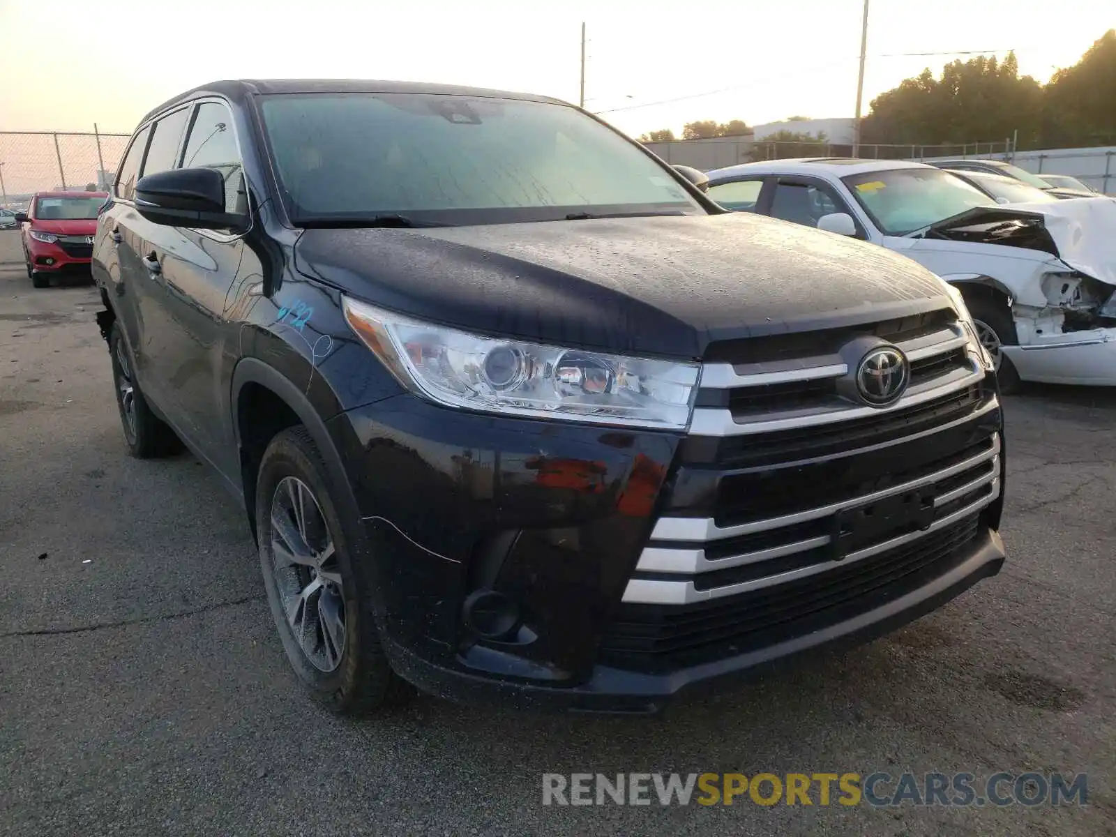 1 Photograph of a damaged car 5TDBZRFH7KS948282 TOYOTA HIGHLANDER 2019