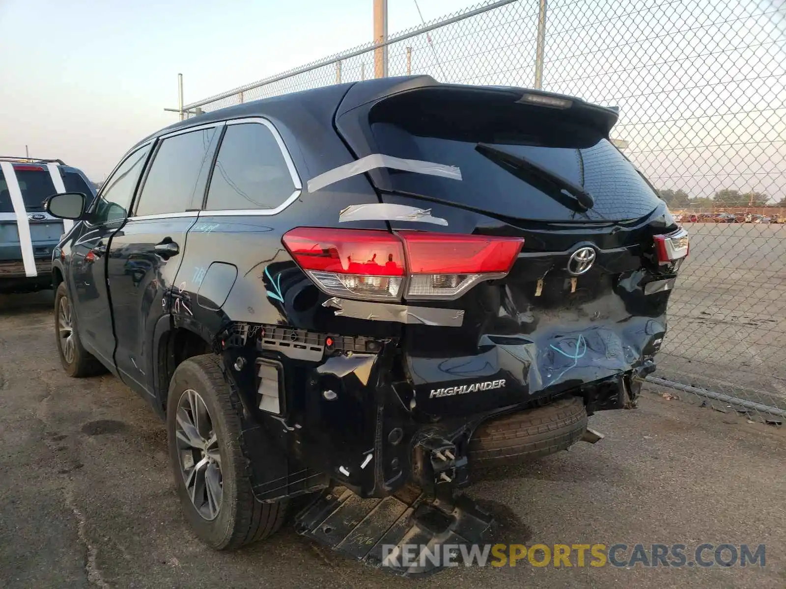 3 Photograph of a damaged car 5TDBZRFH7KS948282 TOYOTA HIGHLANDER 2019