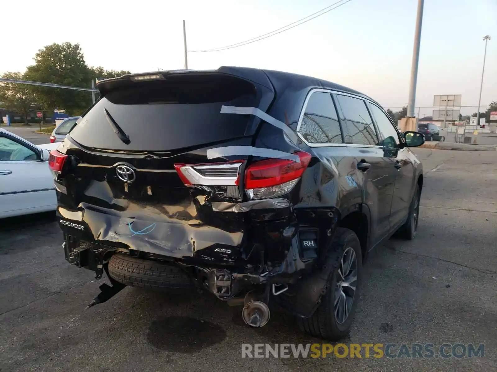 4 Photograph of a damaged car 5TDBZRFH7KS948282 TOYOTA HIGHLANDER 2019