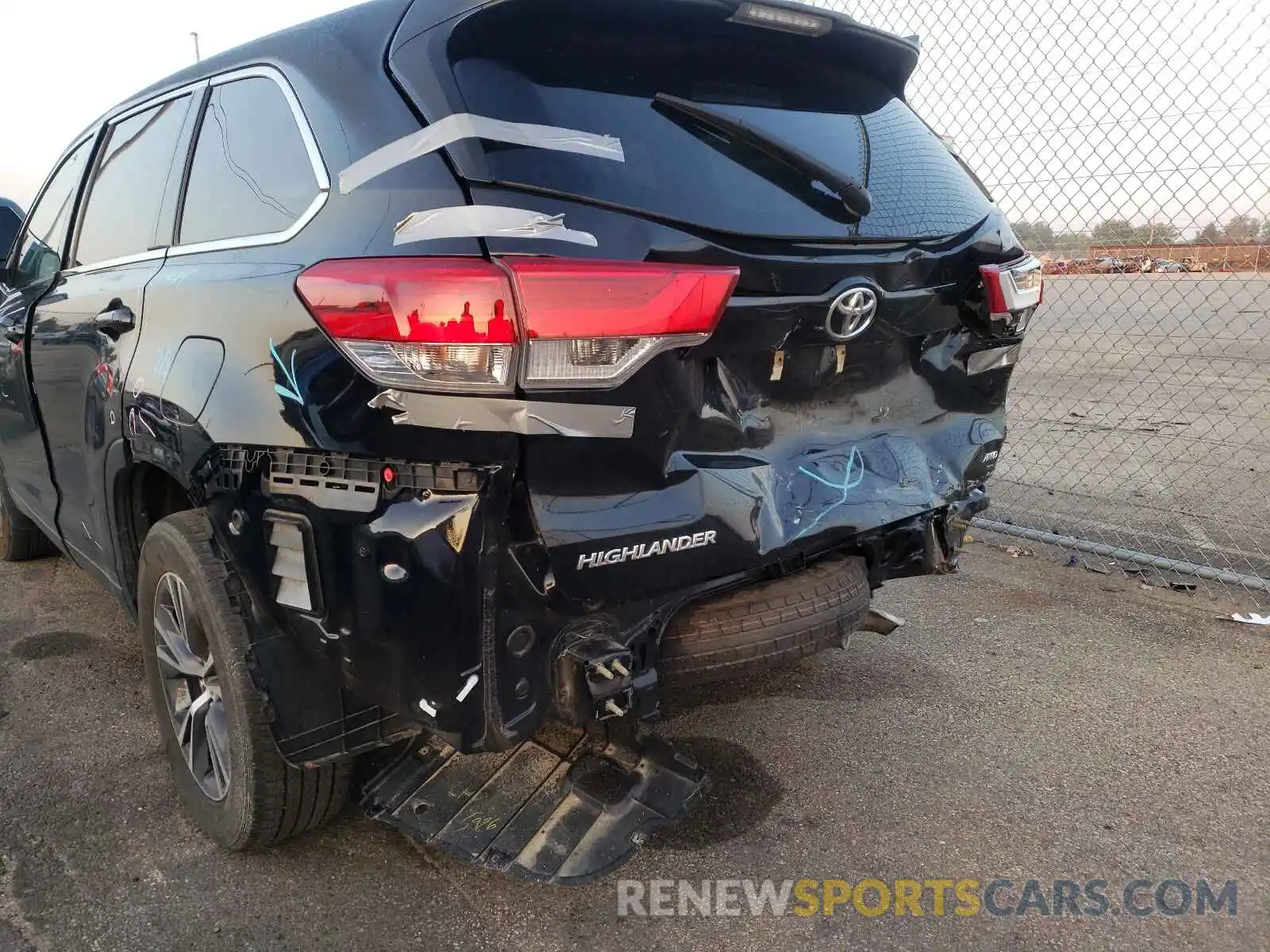 9 Photograph of a damaged car 5TDBZRFH7KS948282 TOYOTA HIGHLANDER 2019