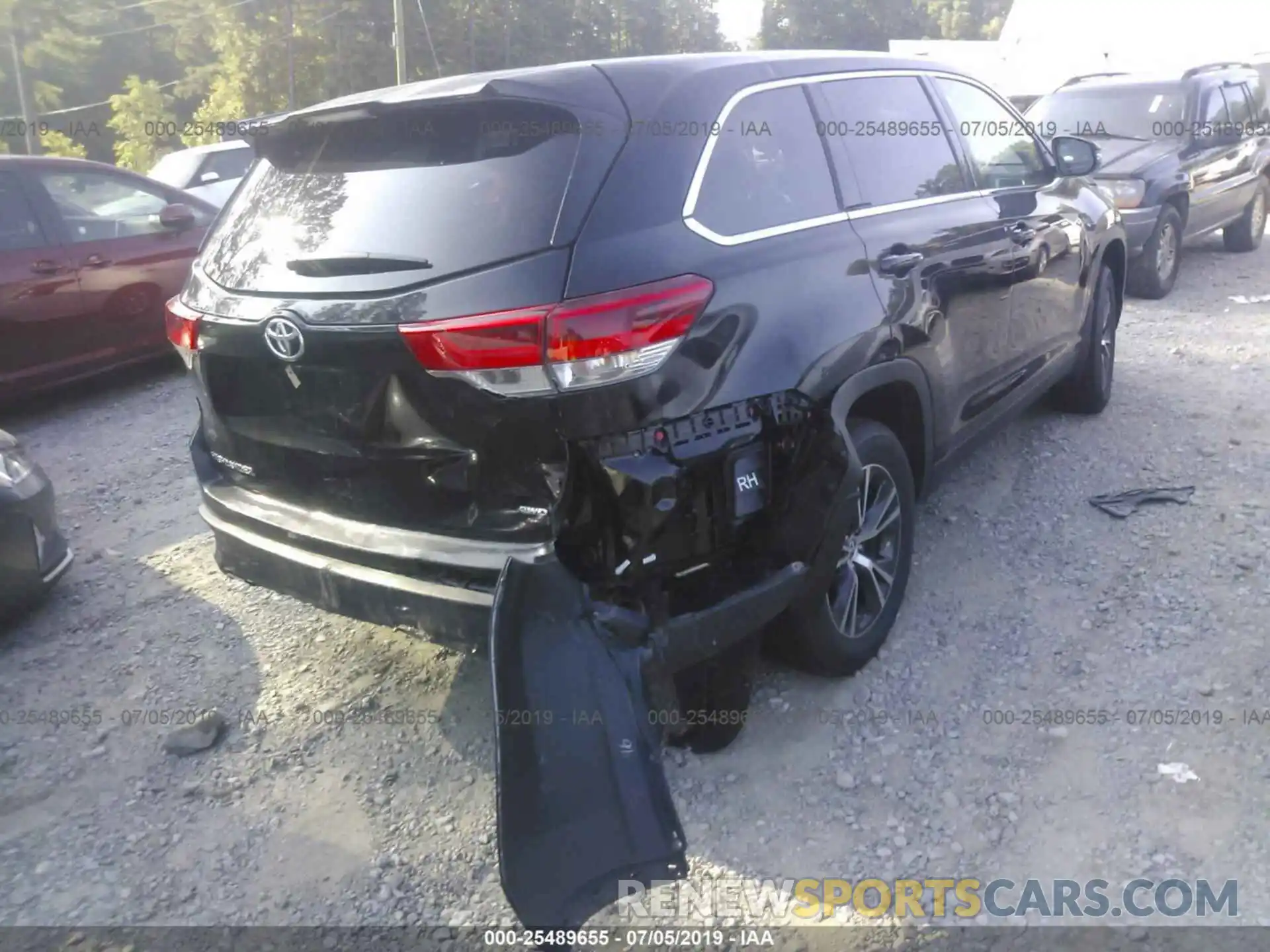 4 Photograph of a damaged car 5TDBZRFH7KS961775 TOYOTA HIGHLANDER 2019