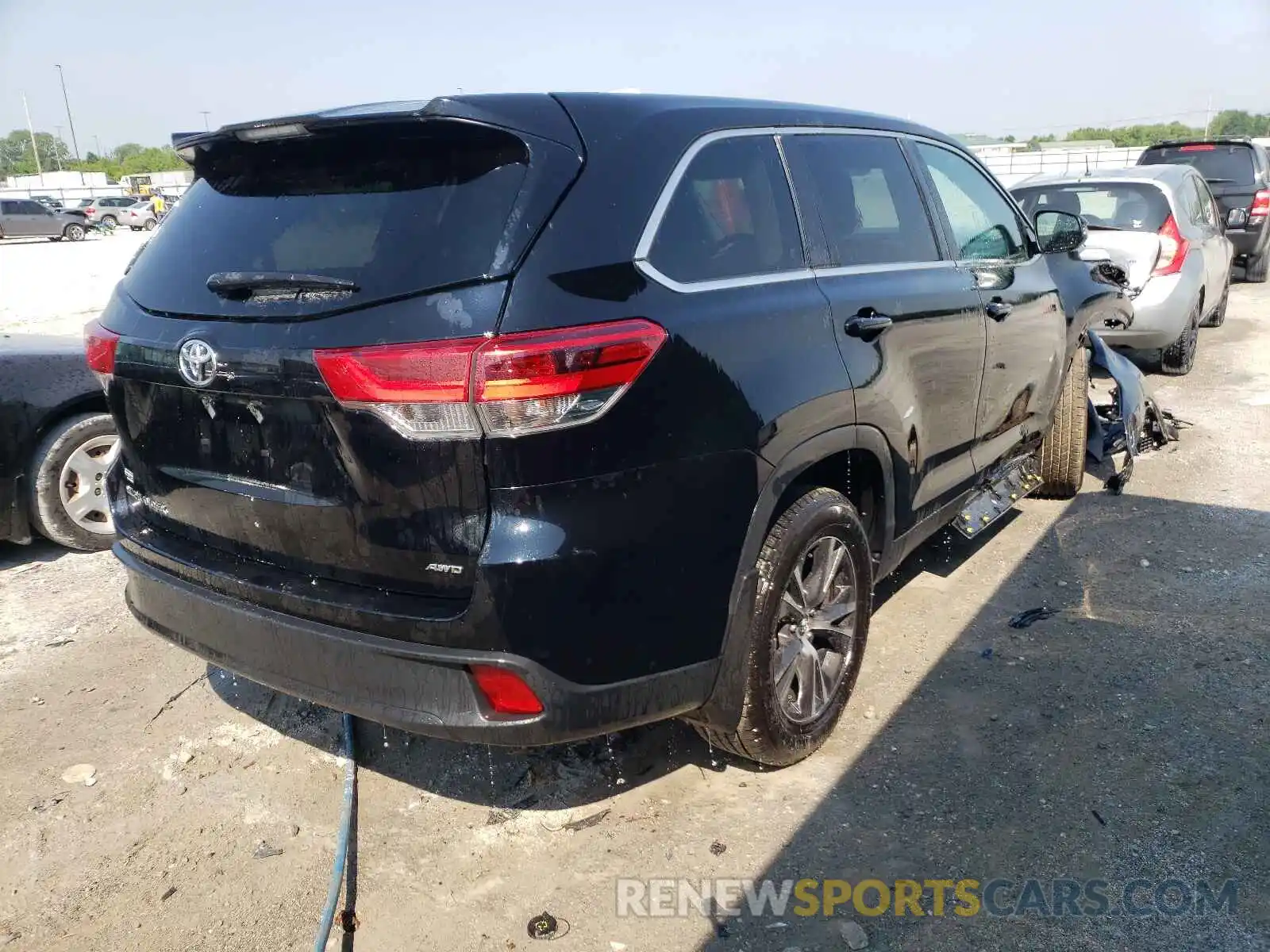 4 Photograph of a damaged car 5TDBZRFH7KS962750 TOYOTA HIGHLANDER 2019