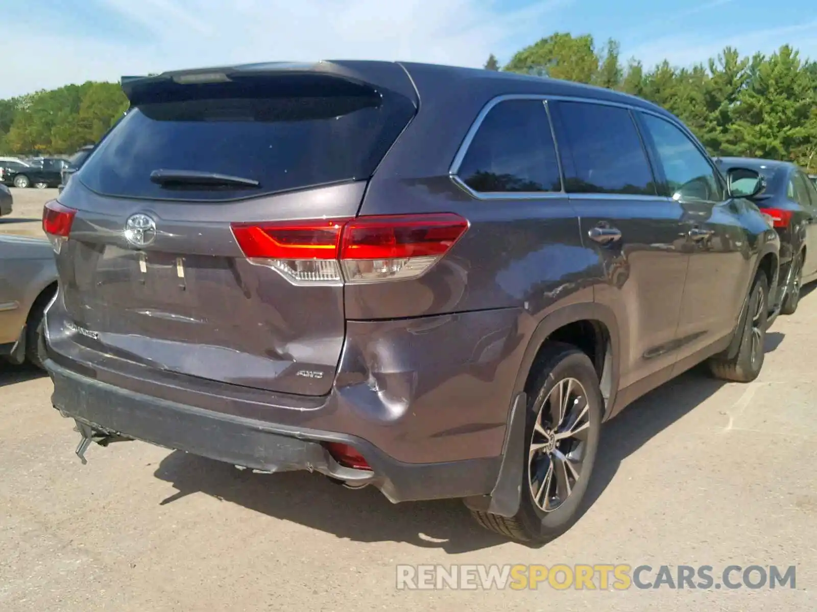 4 Photograph of a damaged car 5TDBZRFH7KS964319 TOYOTA HIGHLANDER 2019