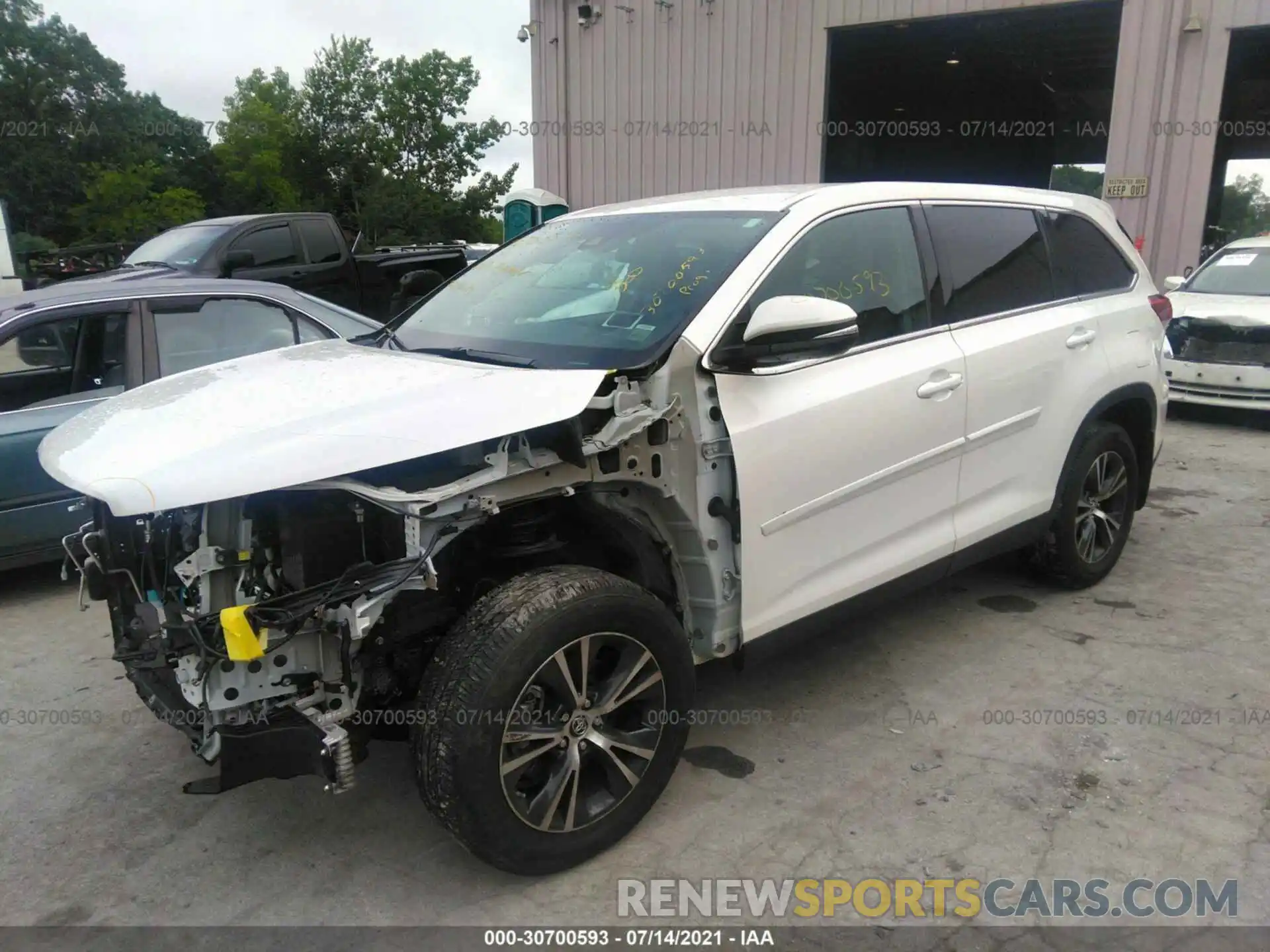 2 Photograph of a damaged car 5TDBZRFH7KS975854 TOYOTA HIGHLANDER 2019