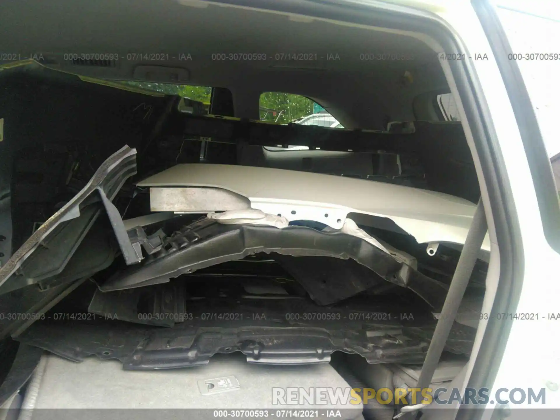 8 Photograph of a damaged car 5TDBZRFH7KS975854 TOYOTA HIGHLANDER 2019