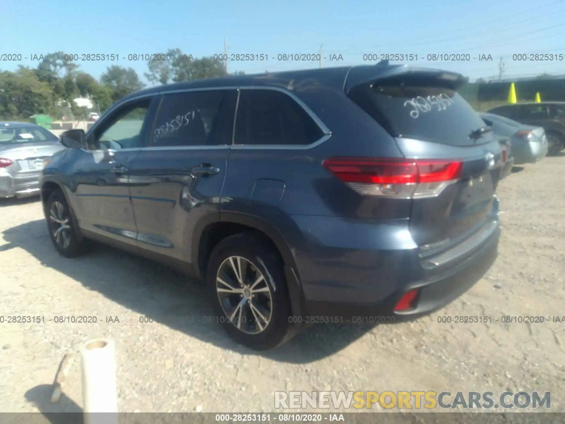 3 Photograph of a damaged car 5TDBZRFH7KS977507 TOYOTA HIGHLANDER 2019