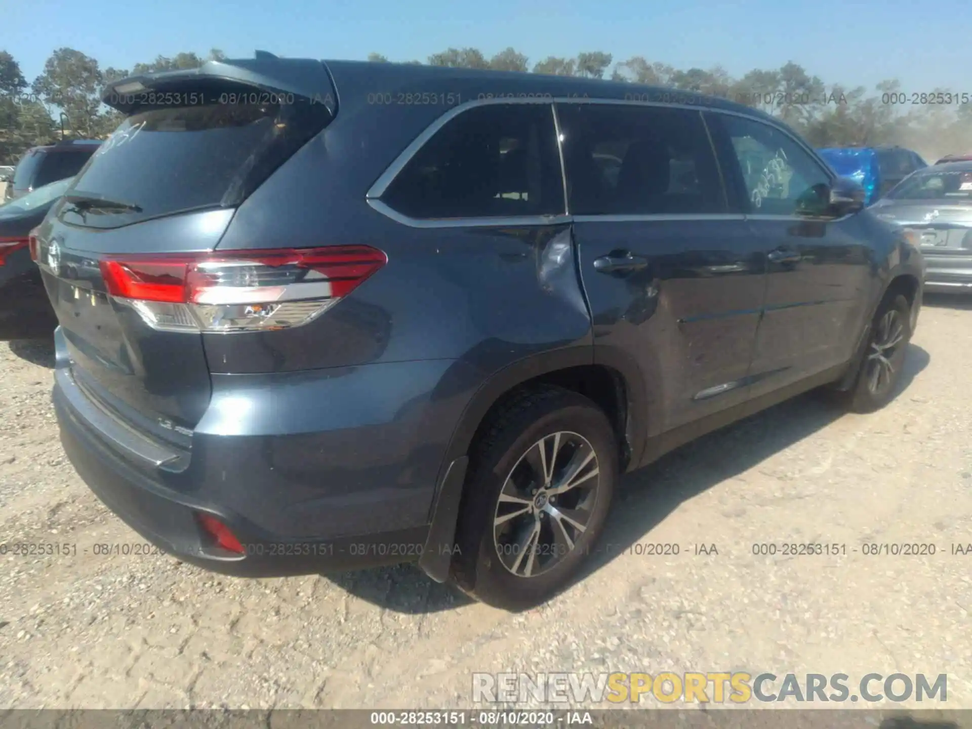 4 Photograph of a damaged car 5TDBZRFH7KS977507 TOYOTA HIGHLANDER 2019