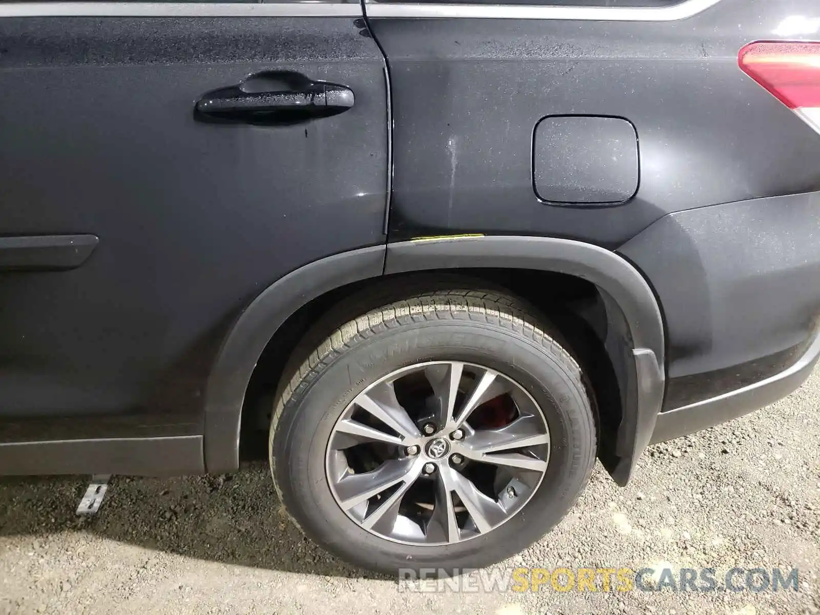 9 Photograph of a damaged car 5TDBZRFH7KS978706 TOYOTA HIGHLANDER 2019