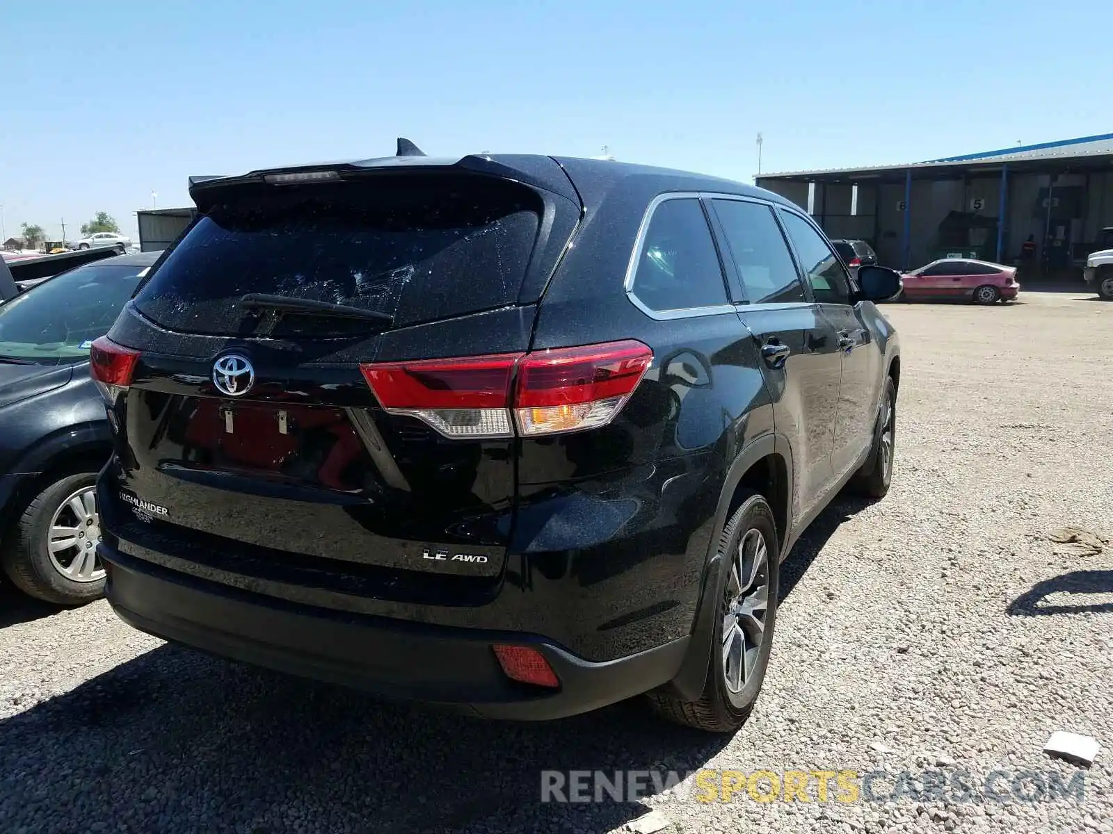 4 Photograph of a damaged car 5TDBZRFH7KS998504 TOYOTA HIGHLANDER 2019