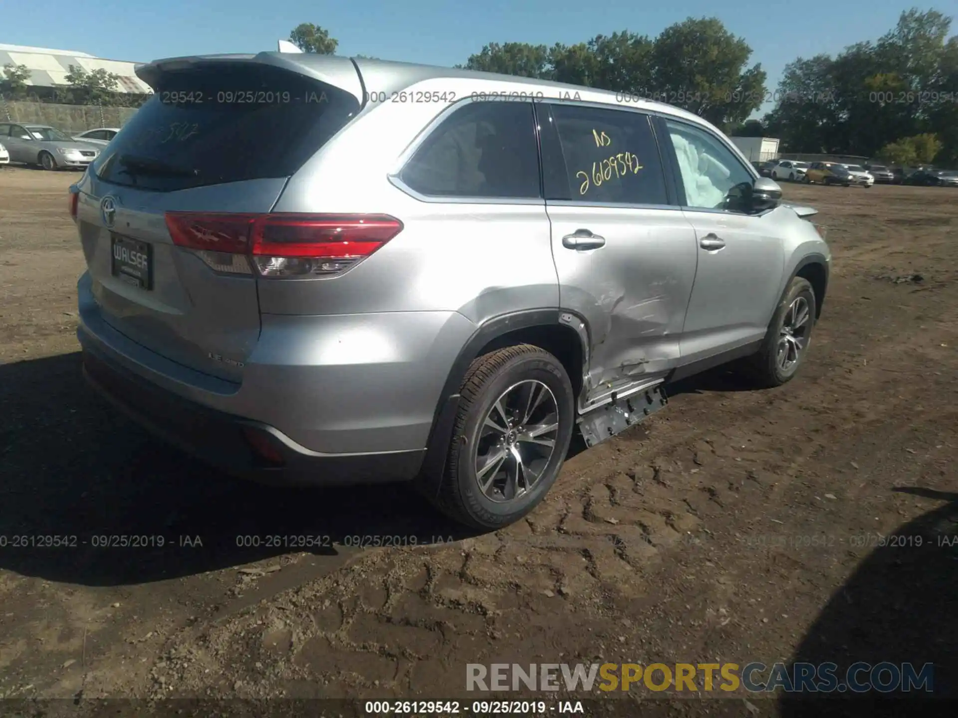 4 Photograph of a damaged car 5TDBZRFH7KS999085 TOYOTA HIGHLANDER 2019