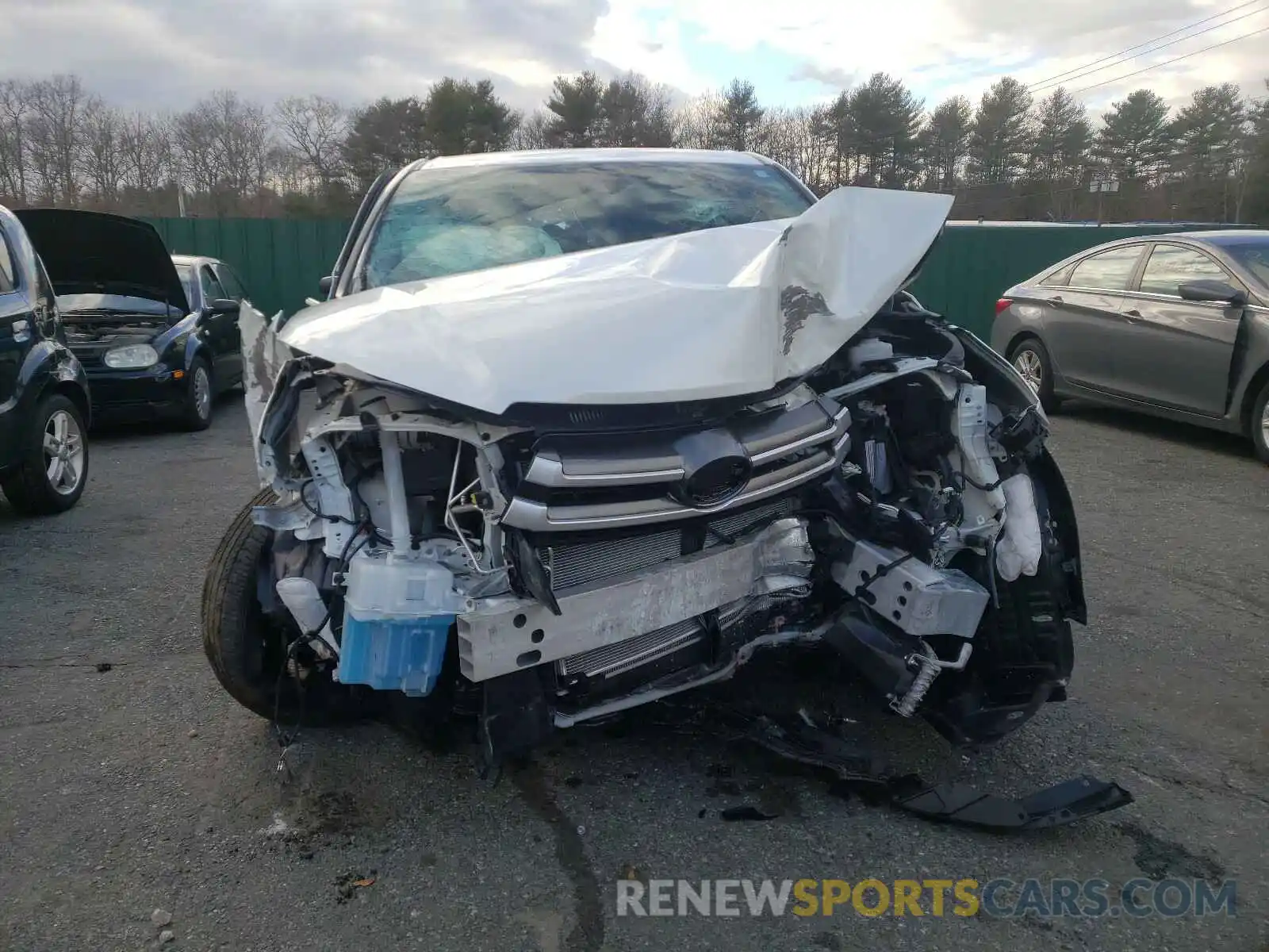 9 Photograph of a damaged car 5TDBZRFH8KS703975 TOYOTA HIGHLANDER 2019