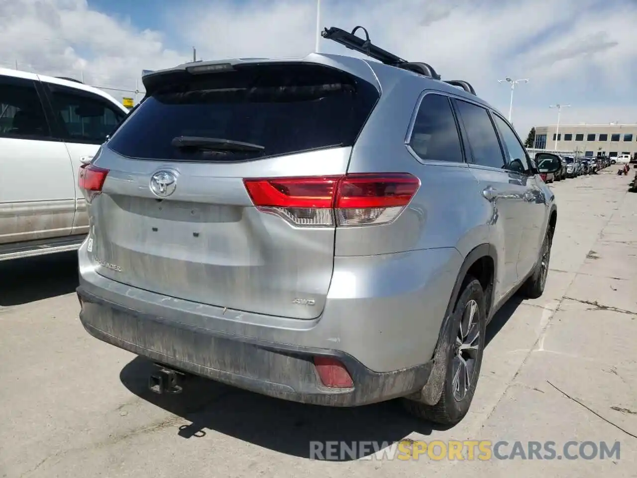 4 Photograph of a damaged car 5TDBZRFH8KS724907 TOYOTA HIGHLANDER 2019