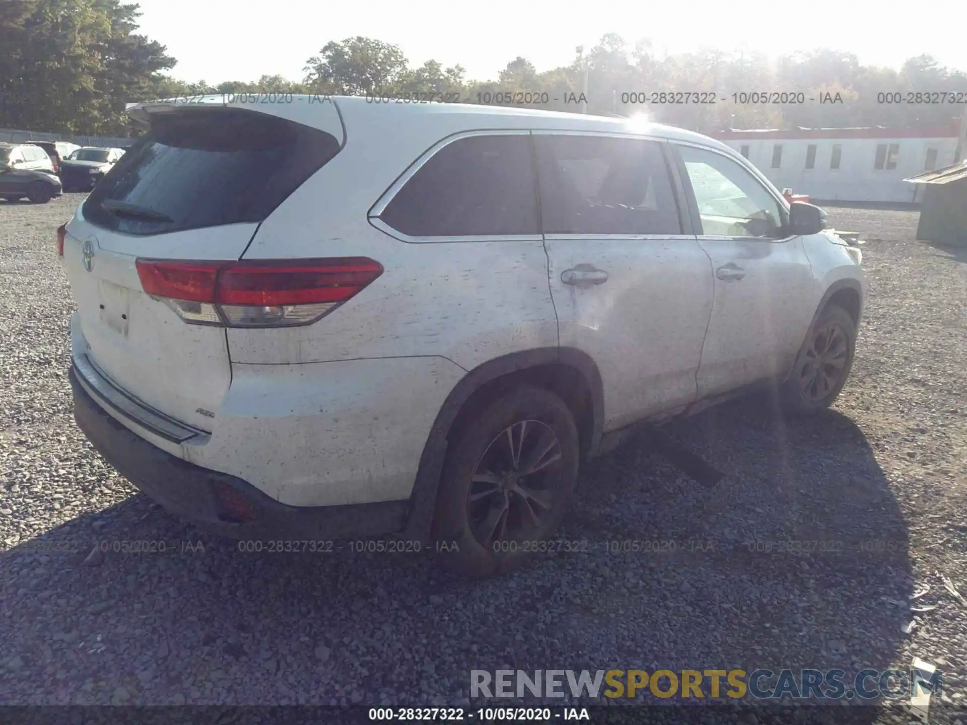 4 Photograph of a damaged car 5TDBZRFH8KS727502 TOYOTA HIGHLANDER 2019