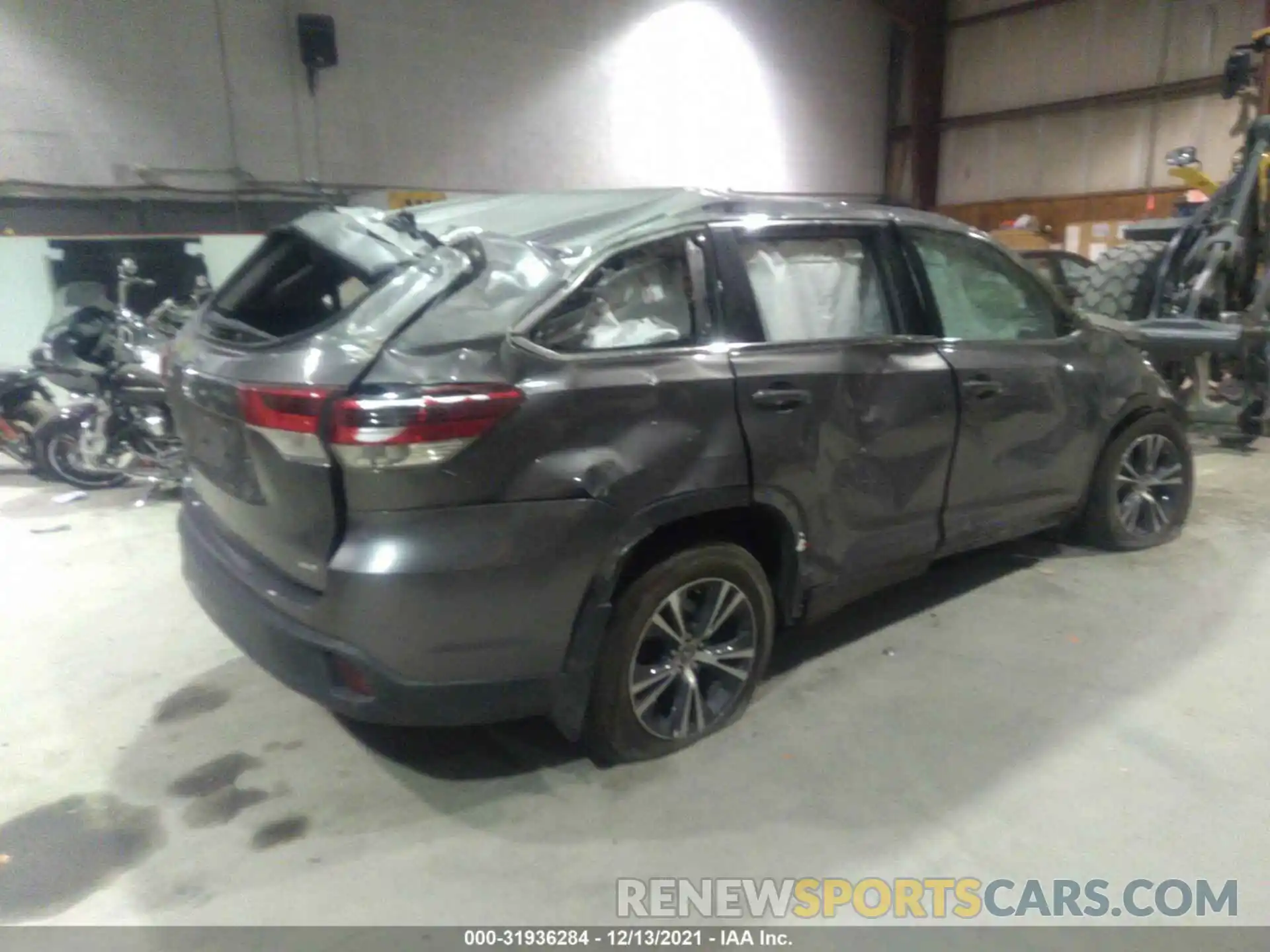 4 Photograph of a damaged car 5TDBZRFH8KS729668 TOYOTA HIGHLANDER 2019