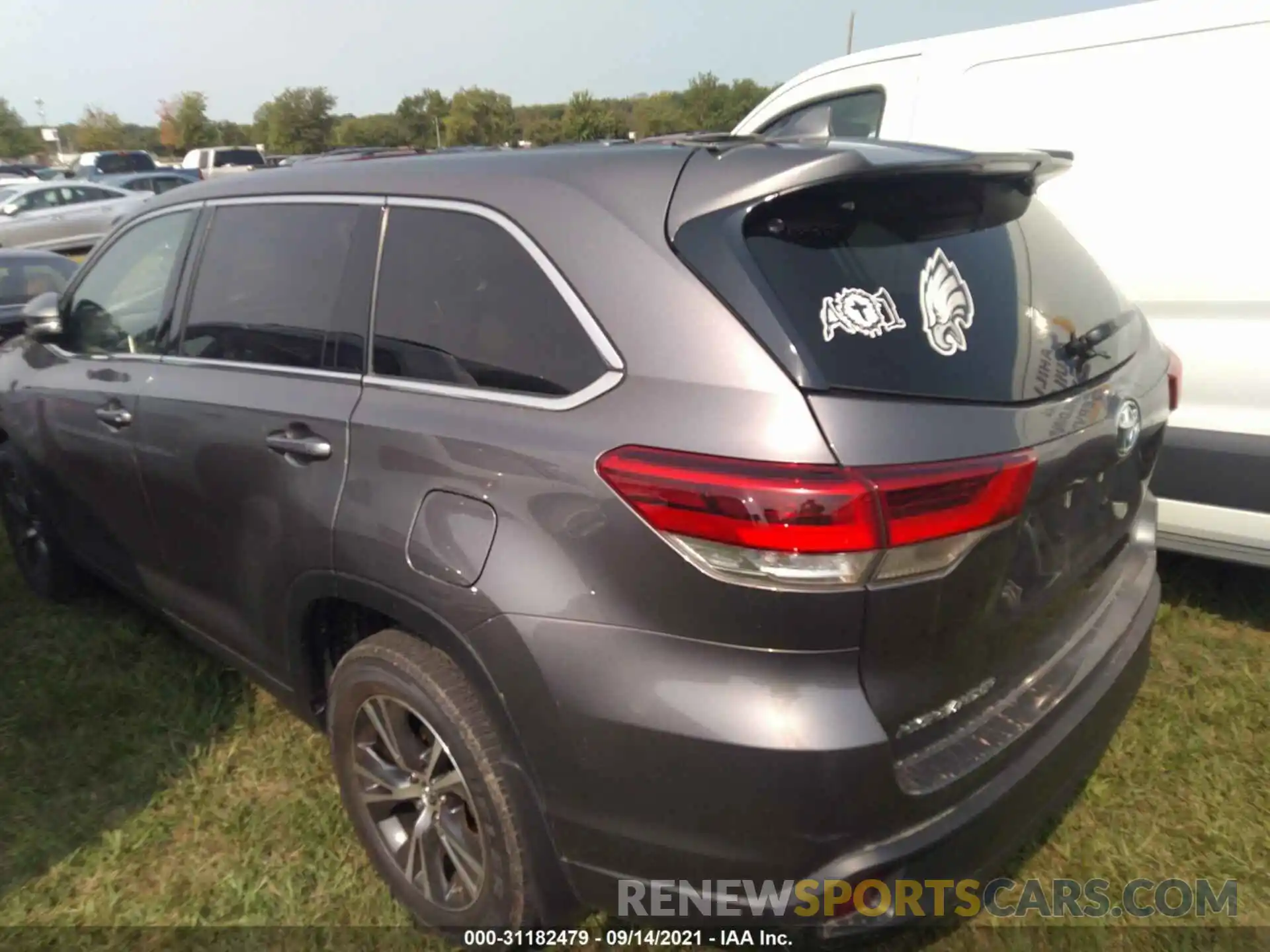 3 Photograph of a damaged car 5TDBZRFH8KS734630 TOYOTA HIGHLANDER 2019