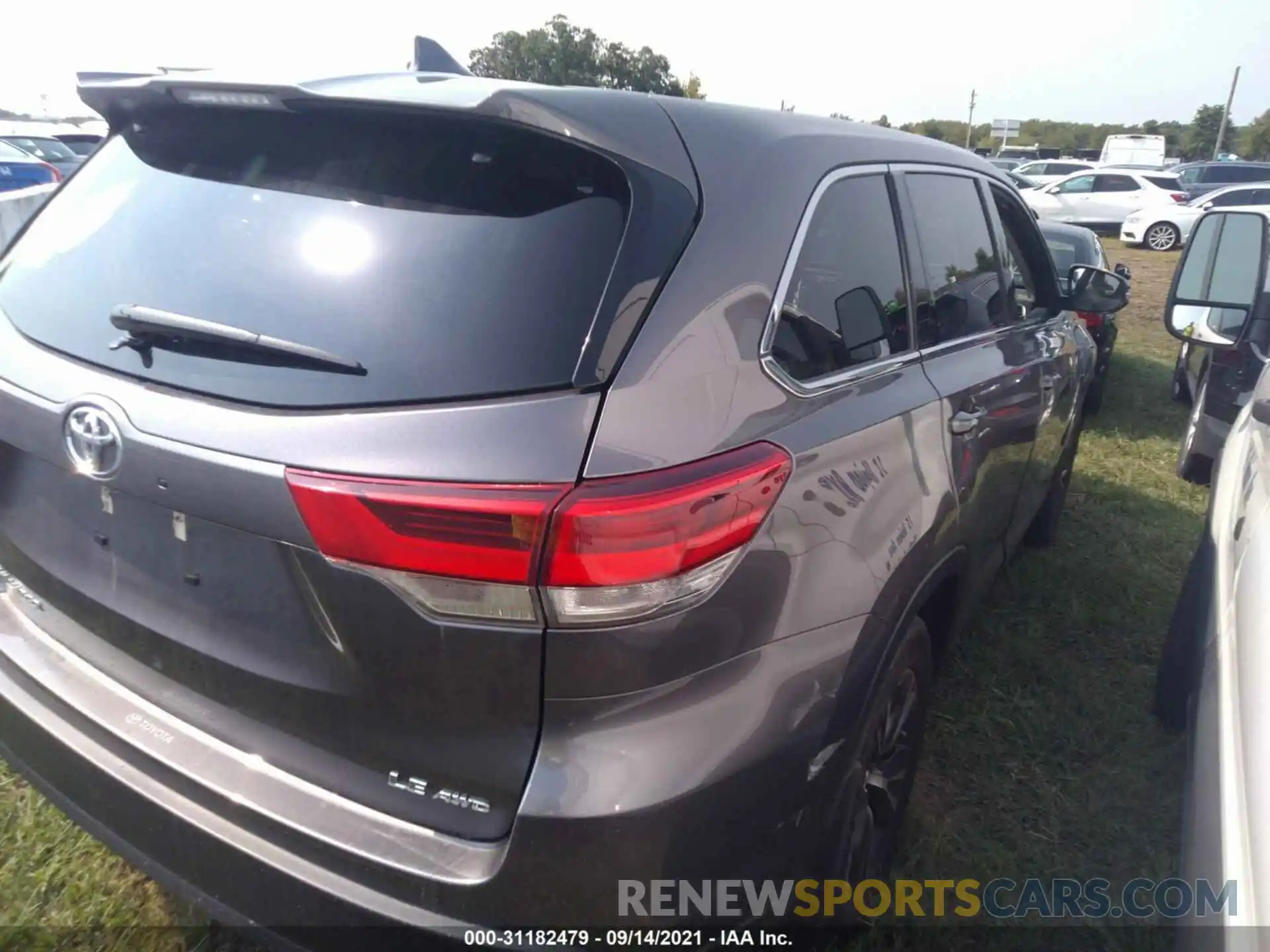 4 Photograph of a damaged car 5TDBZRFH8KS734630 TOYOTA HIGHLANDER 2019