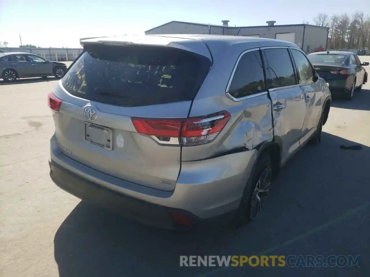 4 Photograph of a damaged car 5TDBZRFH8KS735020 TOYOTA HIGHLANDER 2019