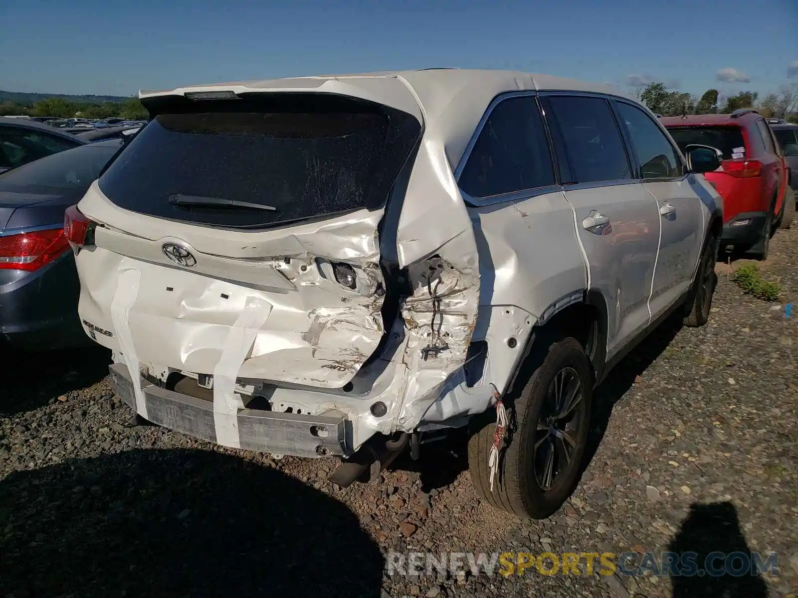 4 Photograph of a damaged car 5TDBZRFH8KS741058 TOYOTA HIGHLANDER 2019