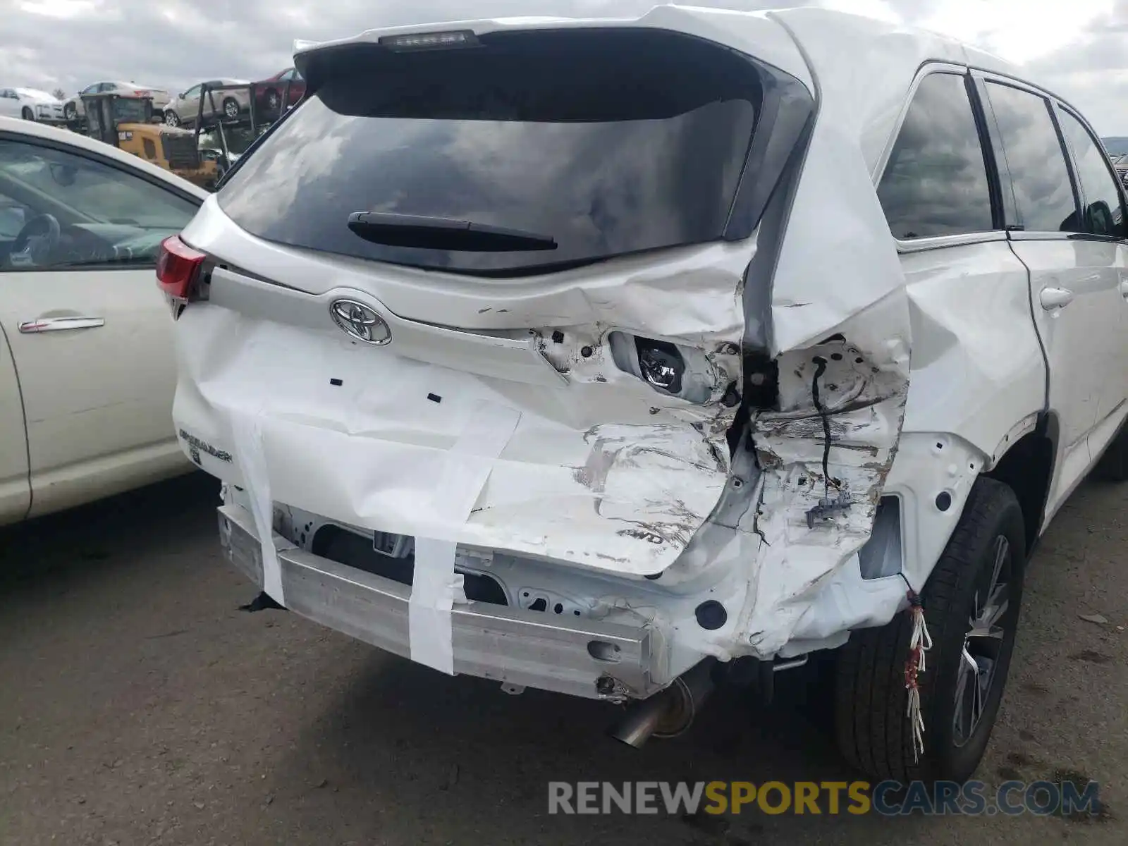 9 Photograph of a damaged car 5TDBZRFH8KS741058 TOYOTA HIGHLANDER 2019