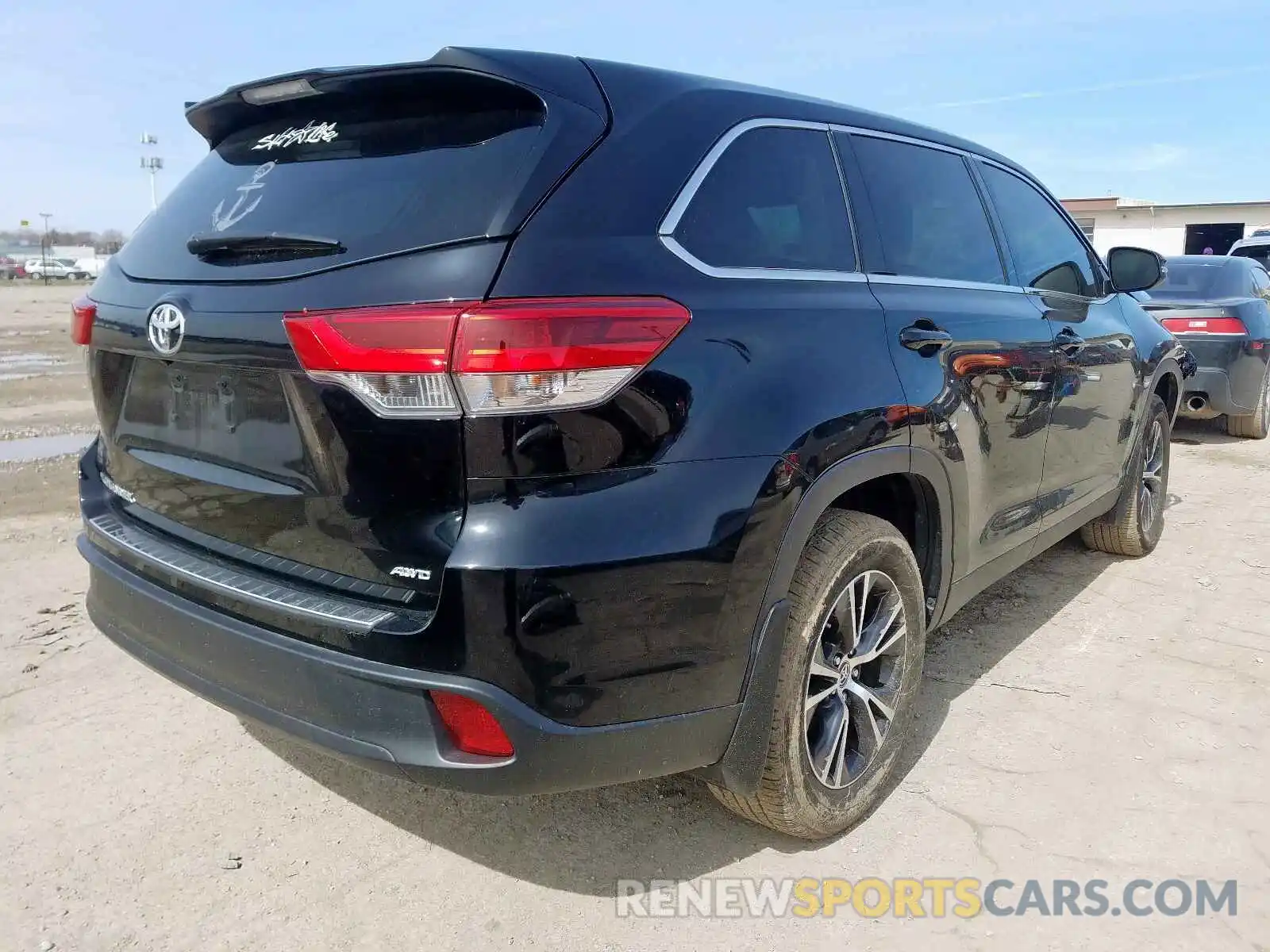 4 Photograph of a damaged car 5TDBZRFH8KS916103 TOYOTA HIGHLANDER 2019