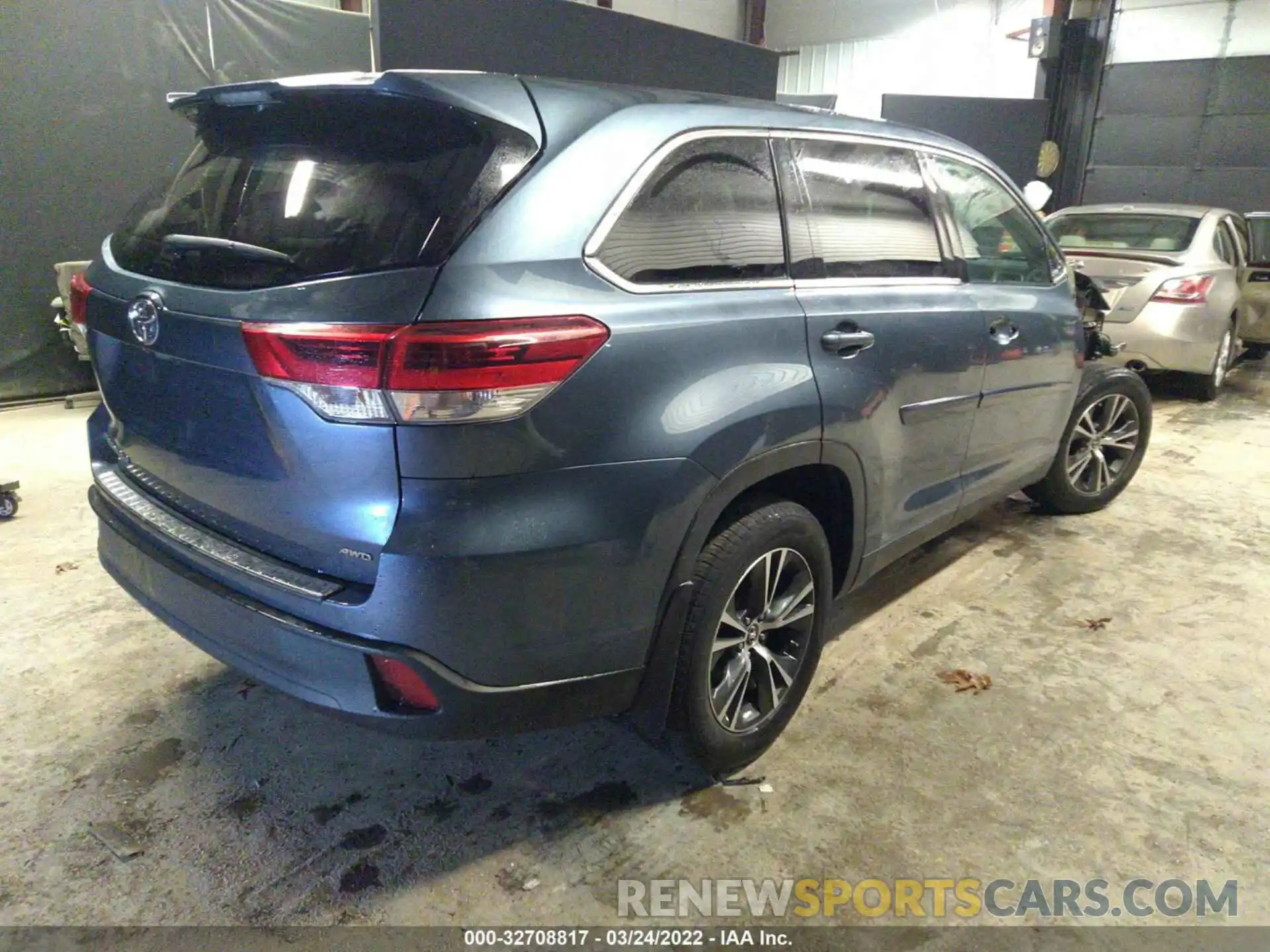 4 Photograph of a damaged car 5TDBZRFH8KS918403 TOYOTA HIGHLANDER 2019