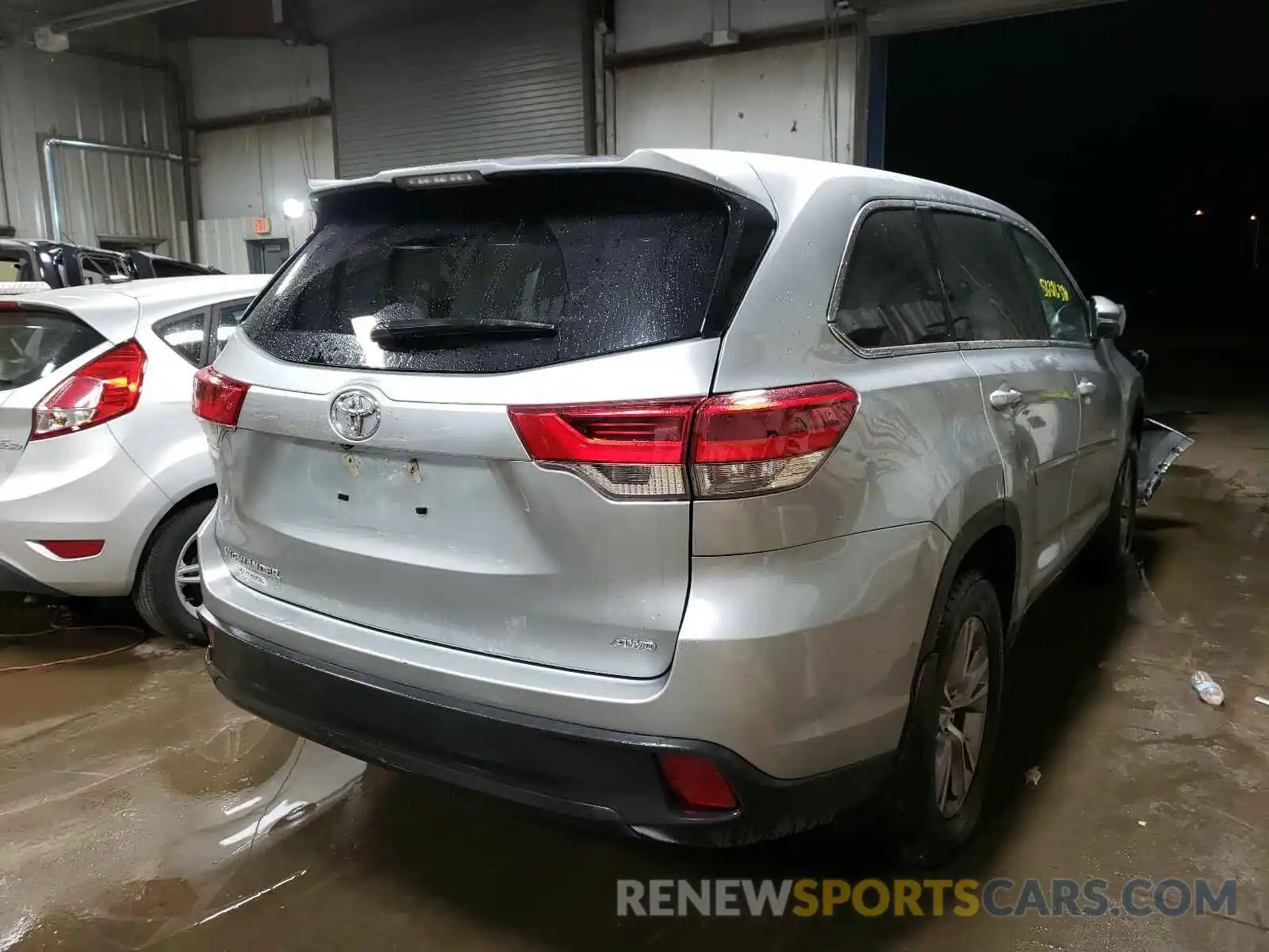 4 Photograph of a damaged car 5TDBZRFH8KS920247 TOYOTA HIGHLANDER 2019