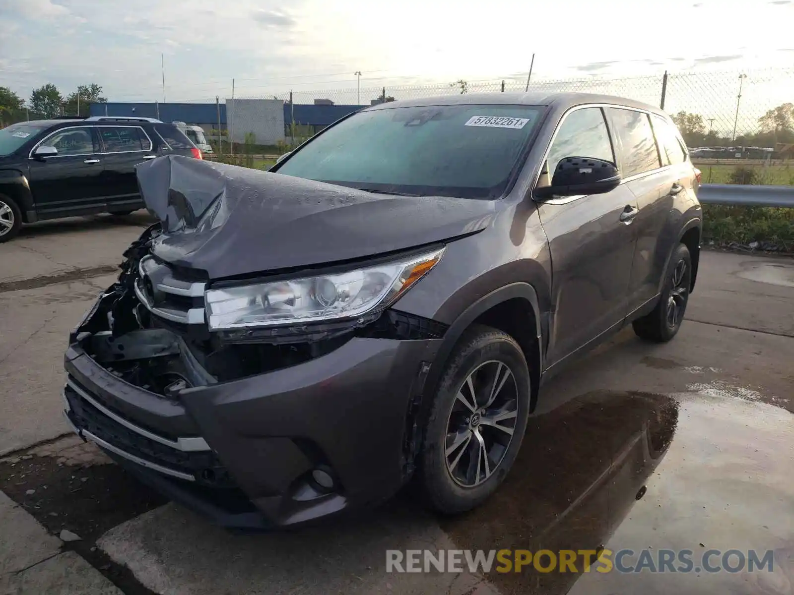 2 Photograph of a damaged car 5TDBZRFH8KS922032 TOYOTA HIGHLANDER 2019