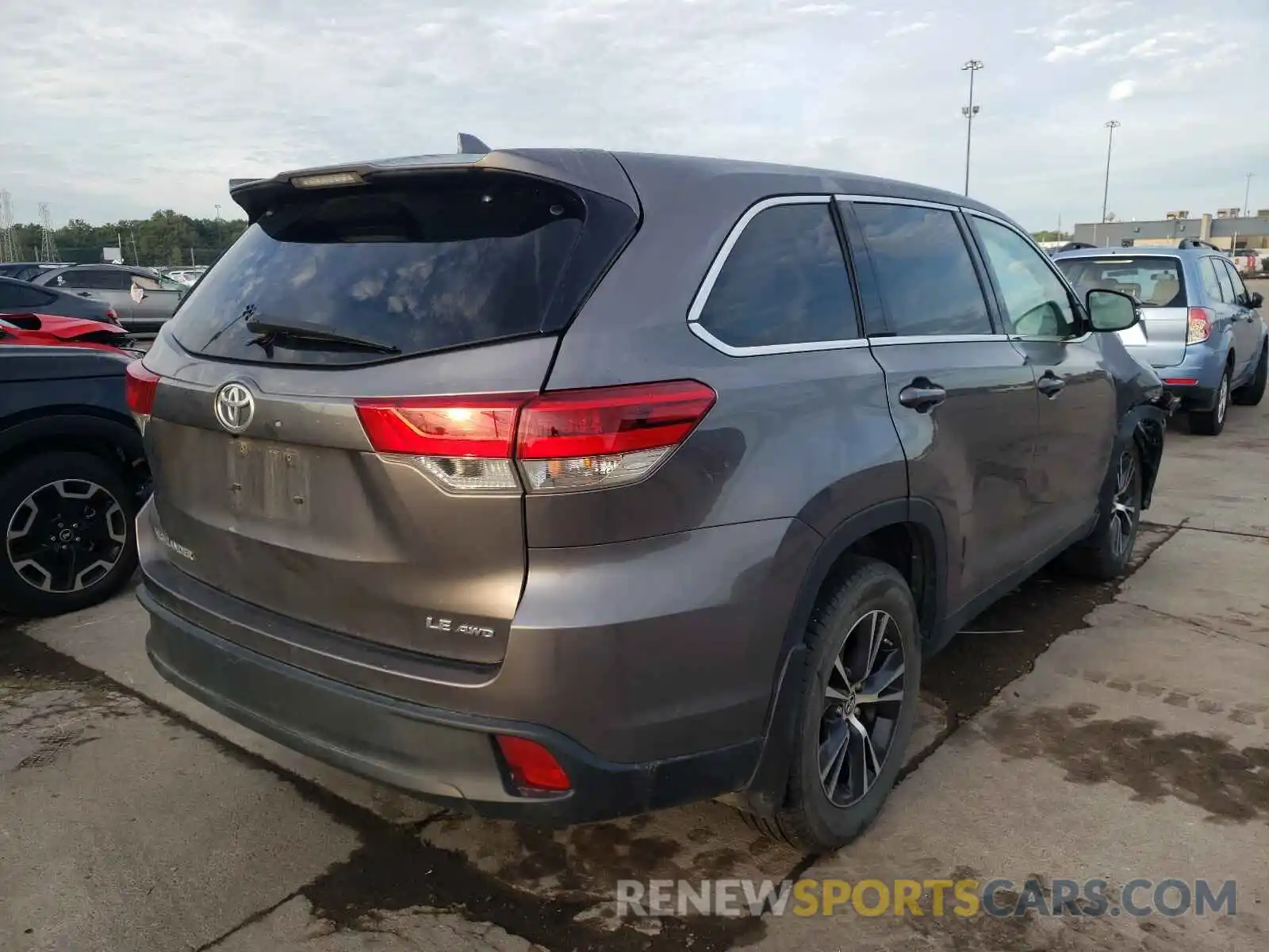 4 Photograph of a damaged car 5TDBZRFH8KS922032 TOYOTA HIGHLANDER 2019