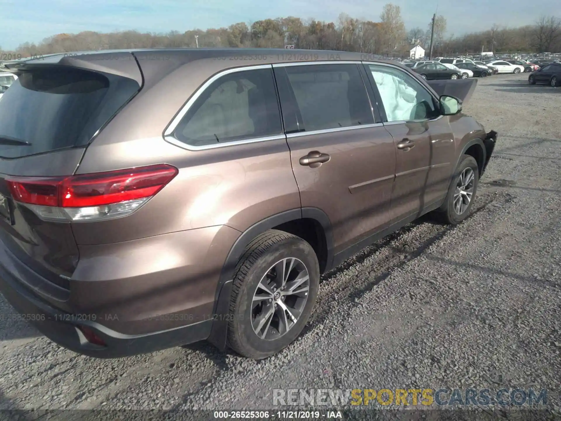 4 Photograph of a damaged car 5TDBZRFH8KS924623 TOYOTA HIGHLANDER 2019