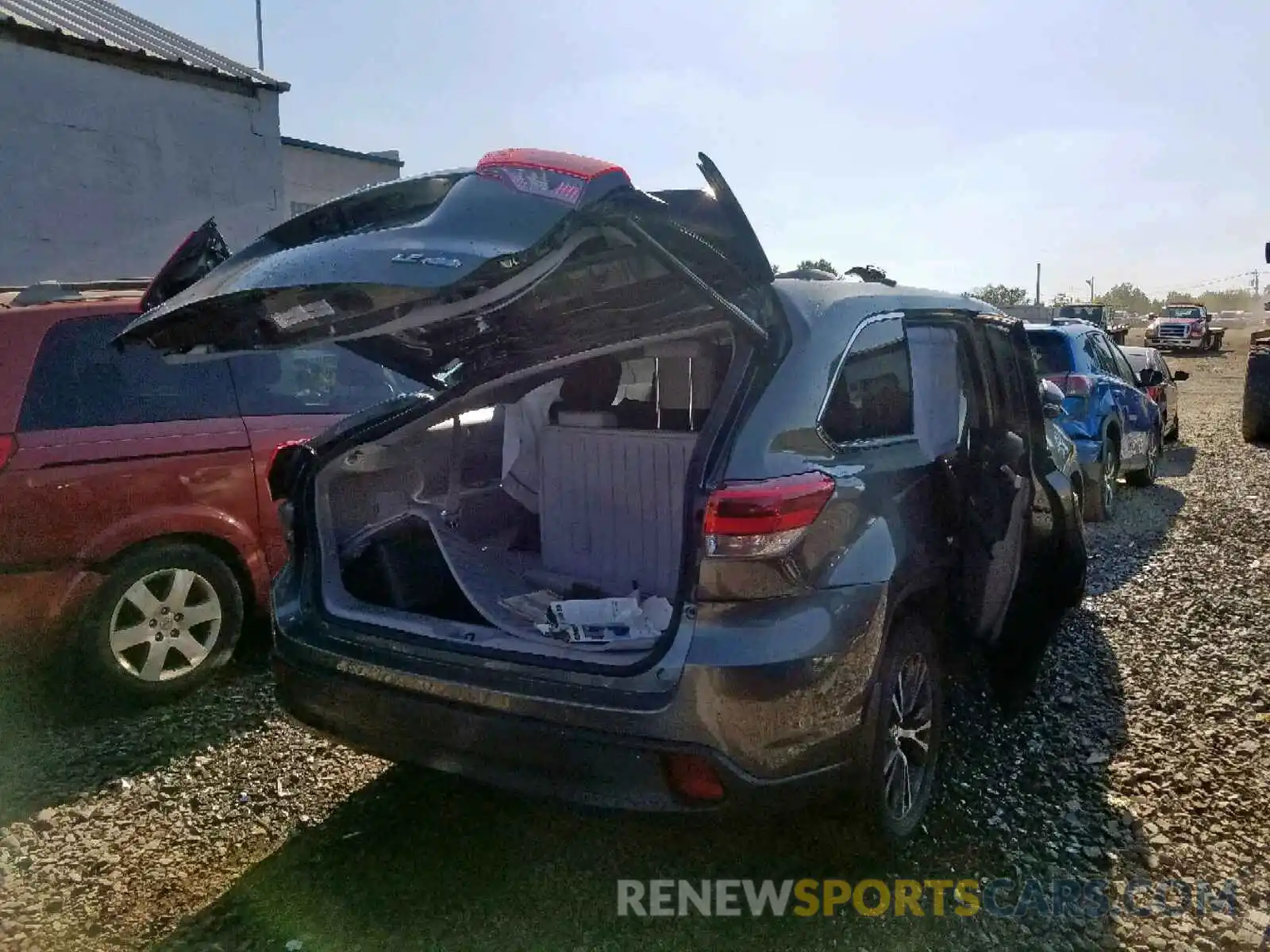 4 Photograph of a damaged car 5TDBZRFH8KS935461 TOYOTA HIGHLANDER 2019