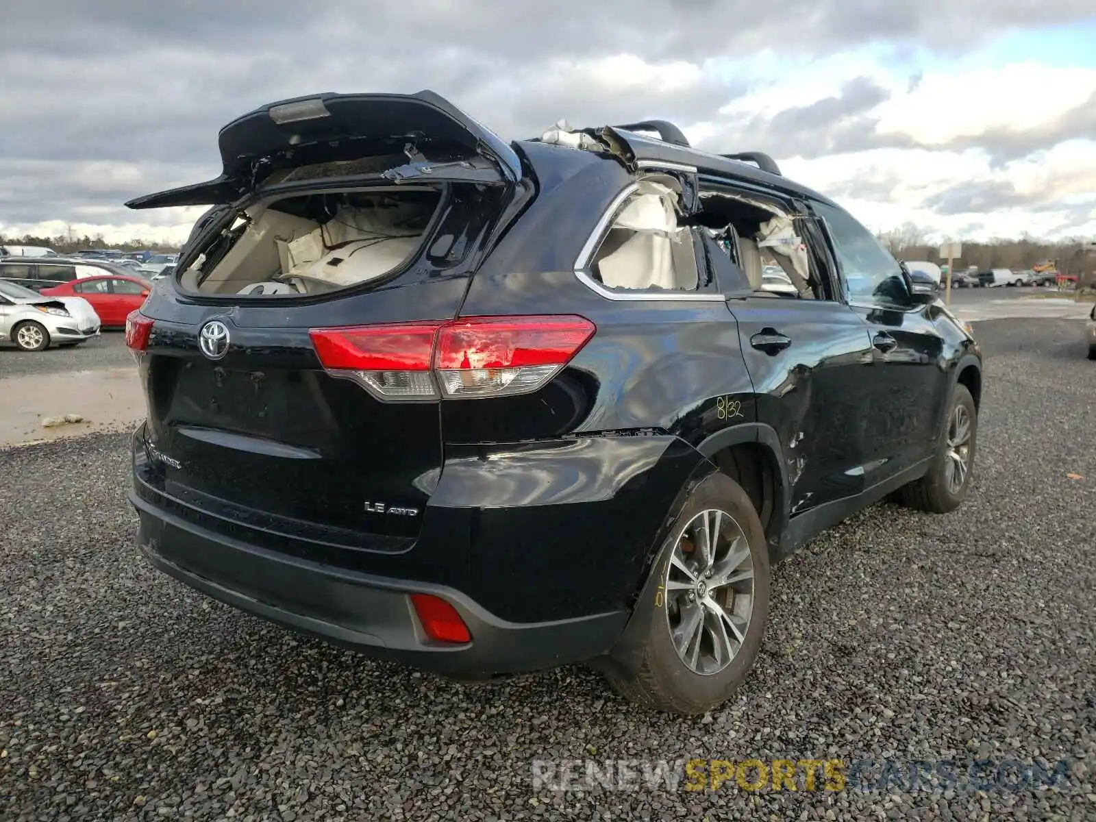 4 Photograph of a damaged car 5TDBZRFH8KS935623 TOYOTA HIGHLANDER 2019