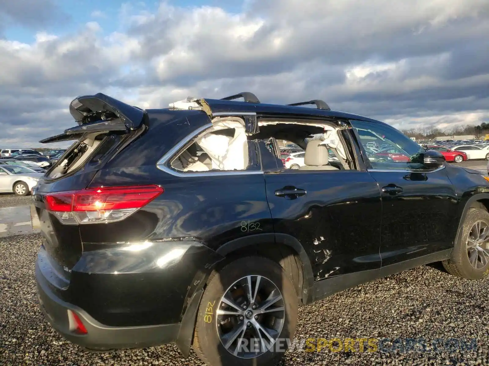 9 Photograph of a damaged car 5TDBZRFH8KS935623 TOYOTA HIGHLANDER 2019