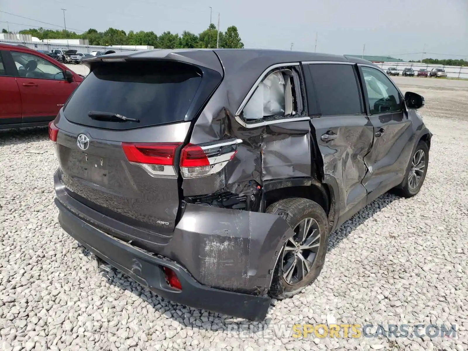 4 Photograph of a damaged car 5TDBZRFH8KS940675 TOYOTA HIGHLANDER 2019