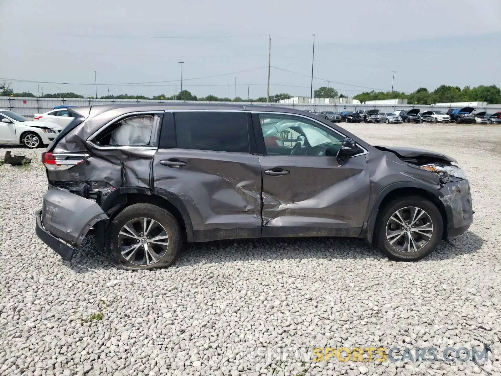 9 Photograph of a damaged car 5TDBZRFH8KS940675 TOYOTA HIGHLANDER 2019