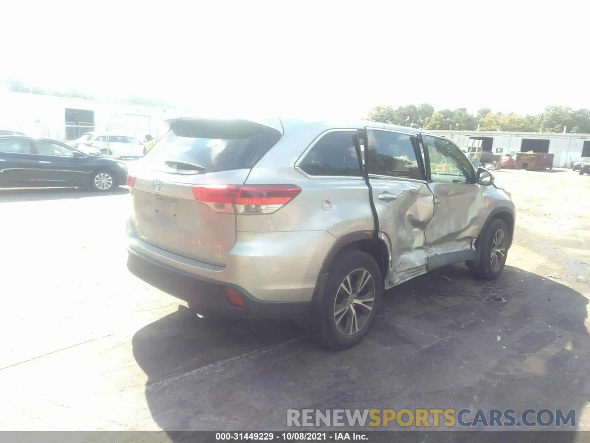 4 Photograph of a damaged car 5TDBZRFH8KS957136 TOYOTA HIGHLANDER 2019