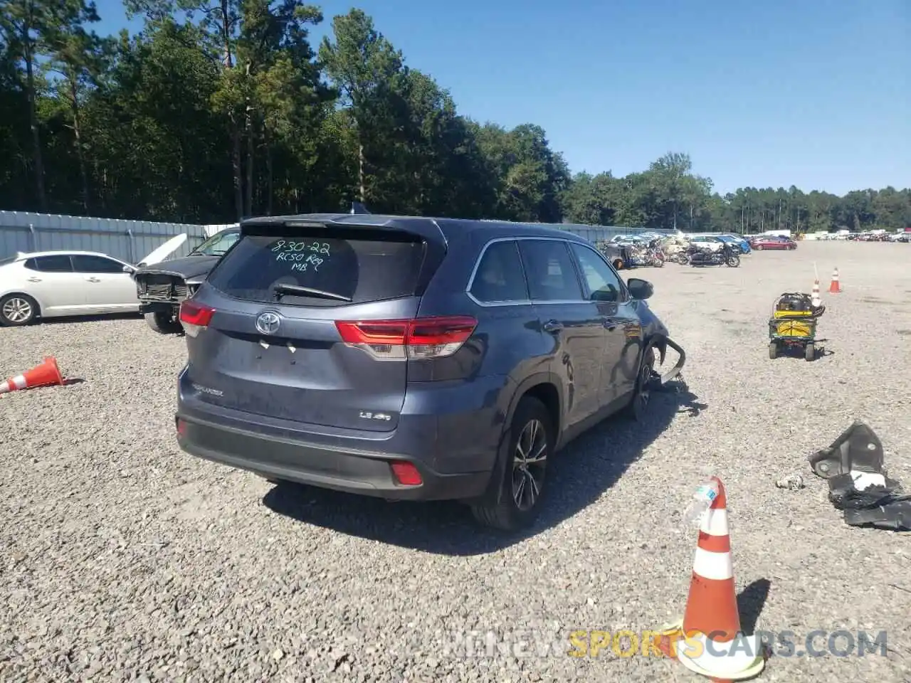 4 Photograph of a damaged car 5TDBZRFH8KS973997 TOYOTA HIGHLANDER 2019