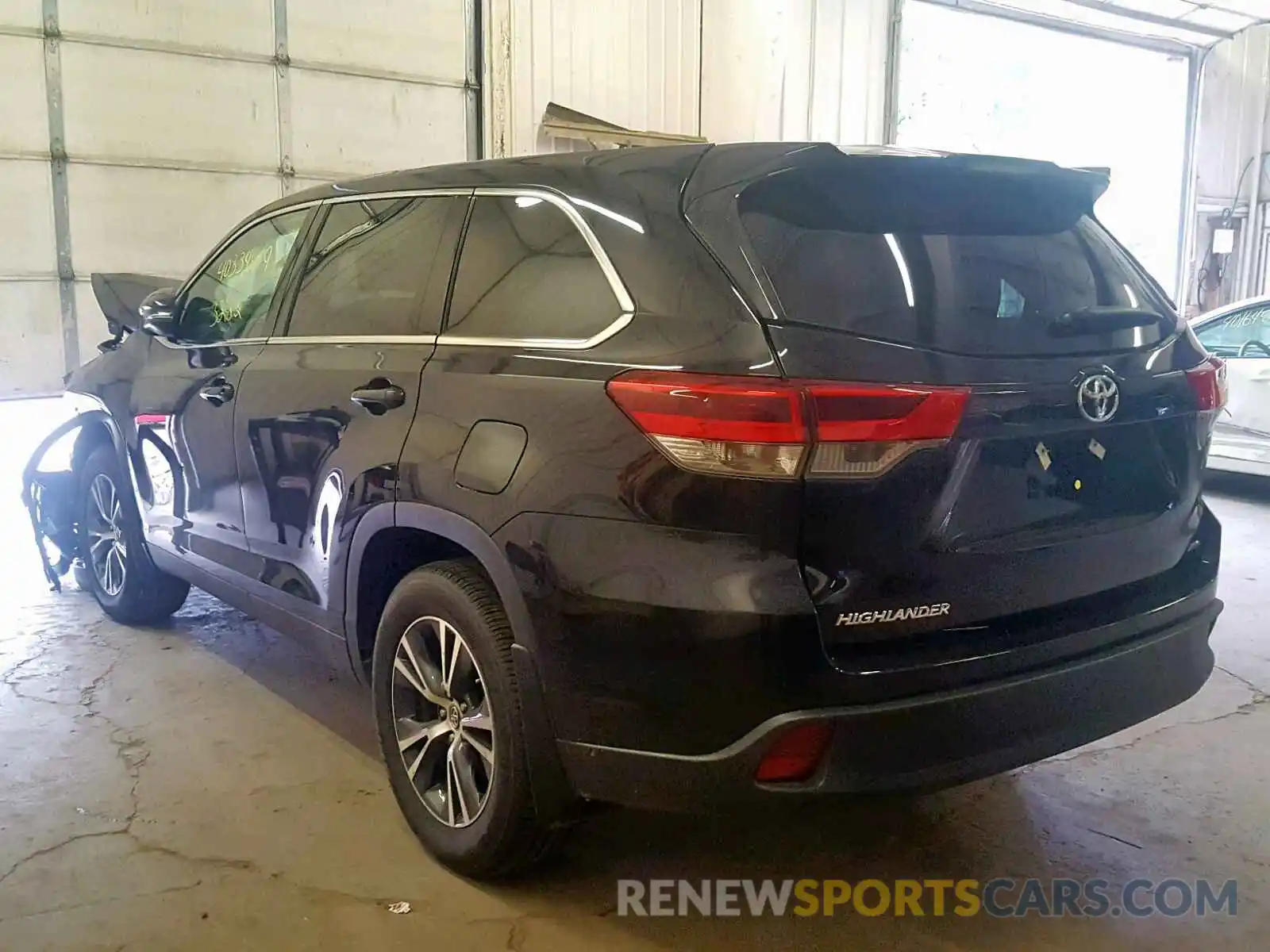 3 Photograph of a damaged car 5TDBZRFH8KS974647 TOYOTA HIGHLANDER 2019