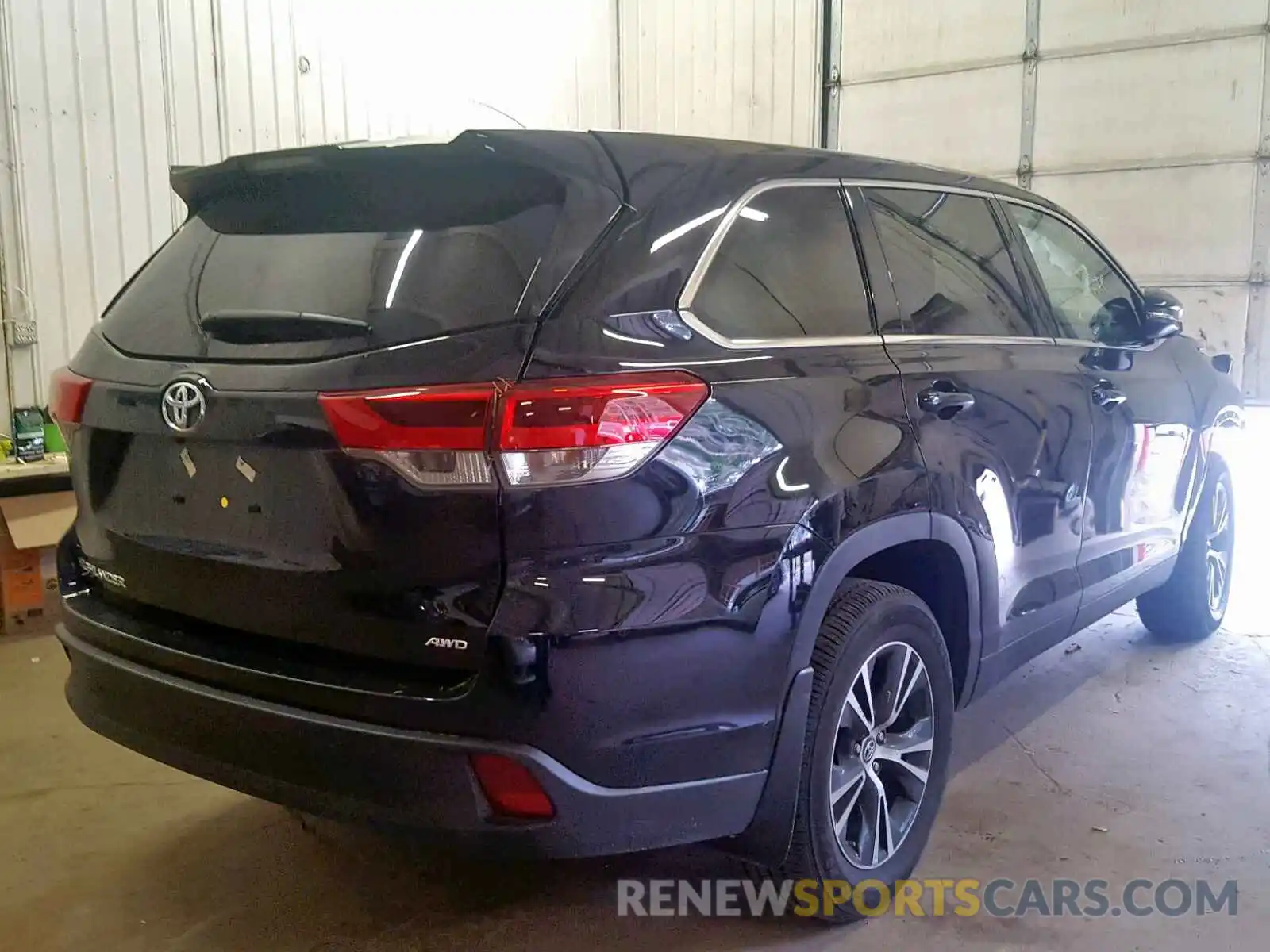 4 Photograph of a damaged car 5TDBZRFH8KS974647 TOYOTA HIGHLANDER 2019