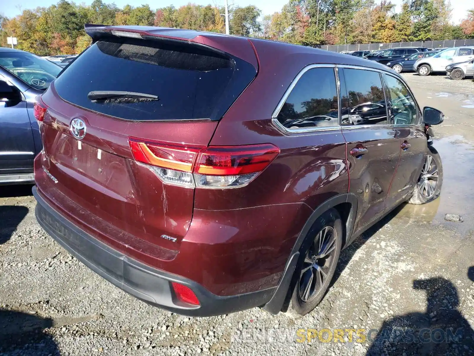 4 Photograph of a damaged car 5TDBZRFH8KS975247 TOYOTA HIGHLANDER 2019