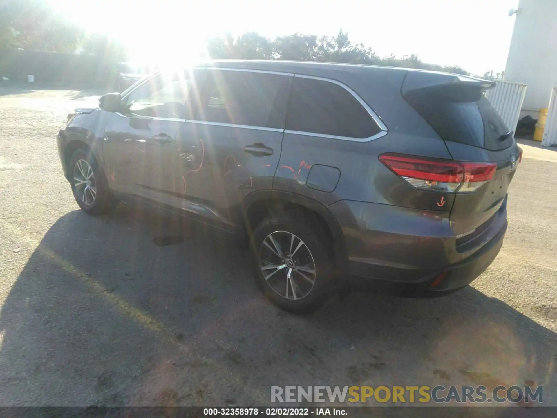 3 Photograph of a damaged car 5TDBZRFH8KS977578 TOYOTA HIGHLANDER 2019