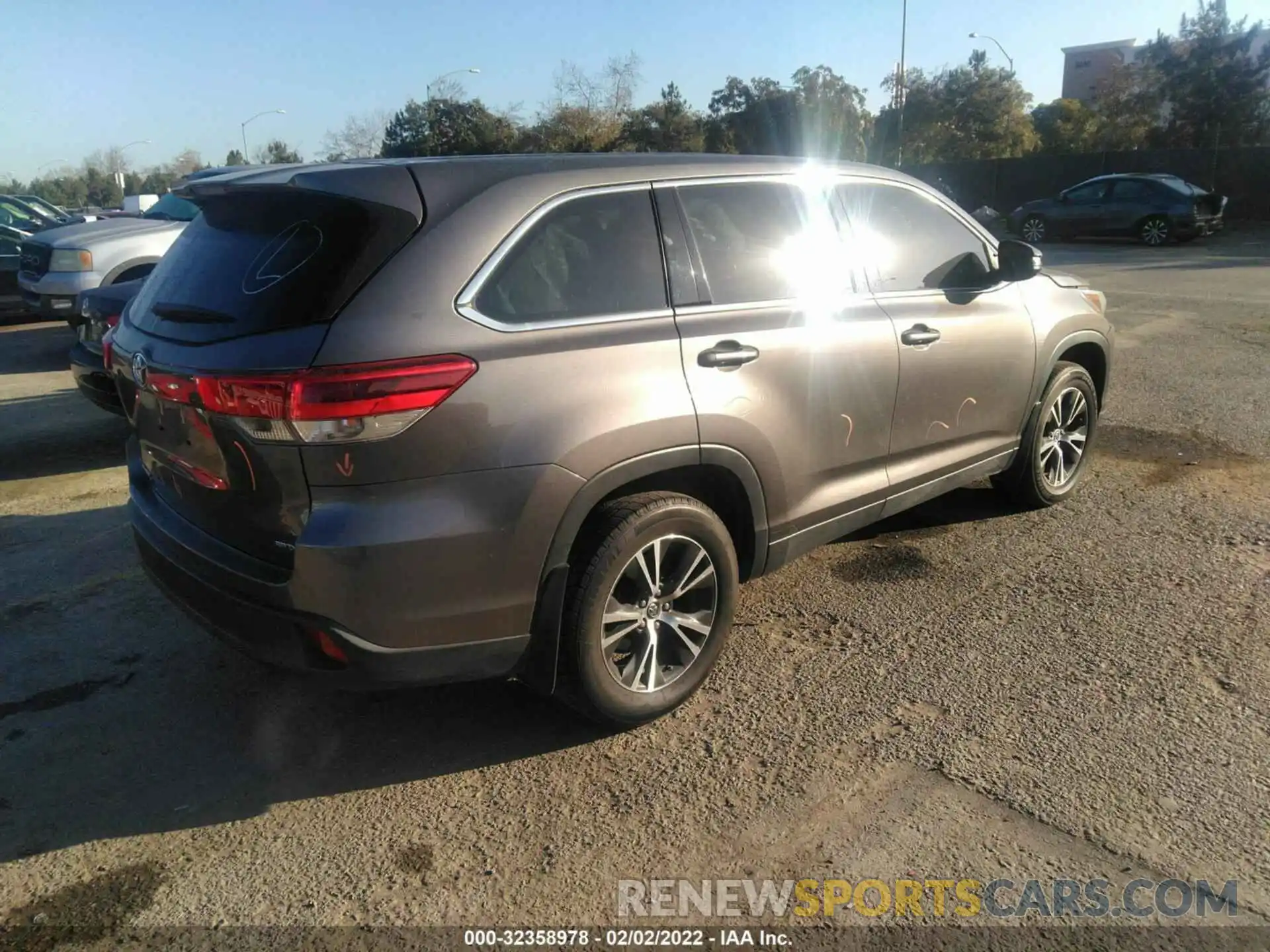 4 Photograph of a damaged car 5TDBZRFH8KS977578 TOYOTA HIGHLANDER 2019