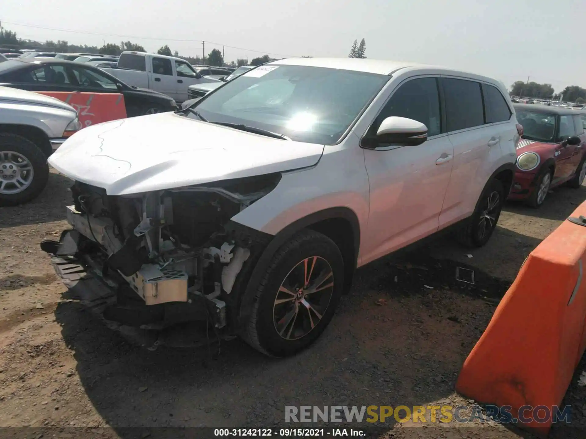 2 Photograph of a damaged car 5TDBZRFH8KS978178 TOYOTA HIGHLANDER 2019