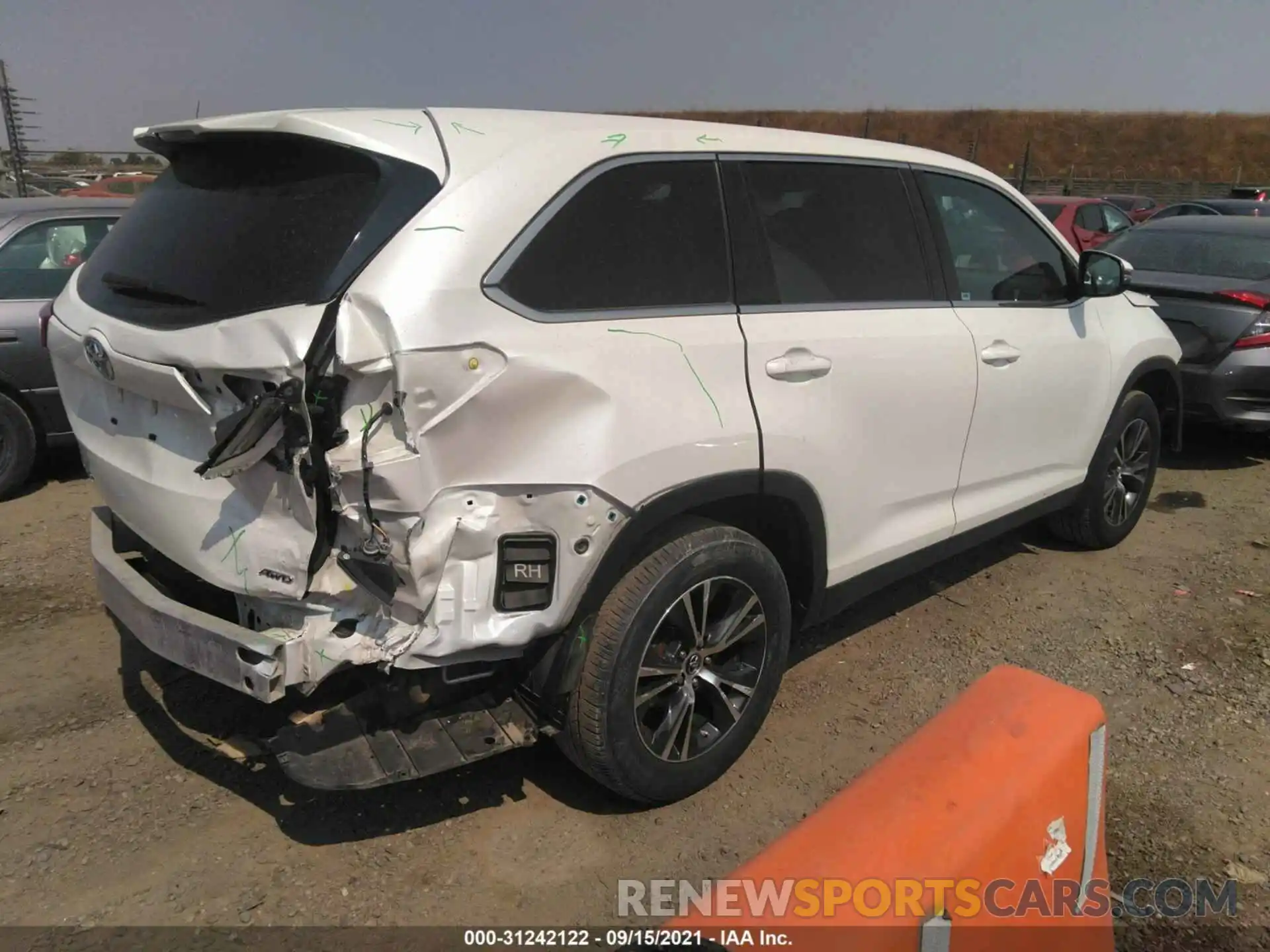 4 Photograph of a damaged car 5TDBZRFH8KS978178 TOYOTA HIGHLANDER 2019