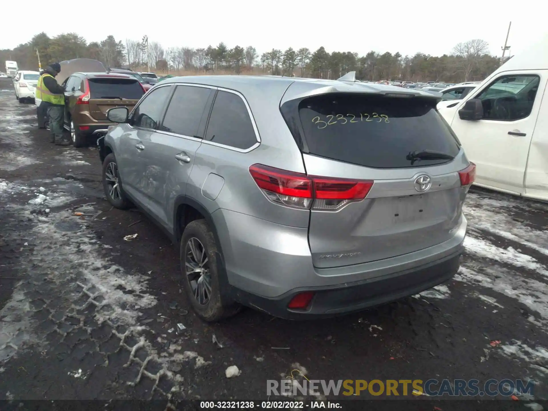 3 Photograph of a damaged car 5TDBZRFH8KS983915 TOYOTA HIGHLANDER 2019