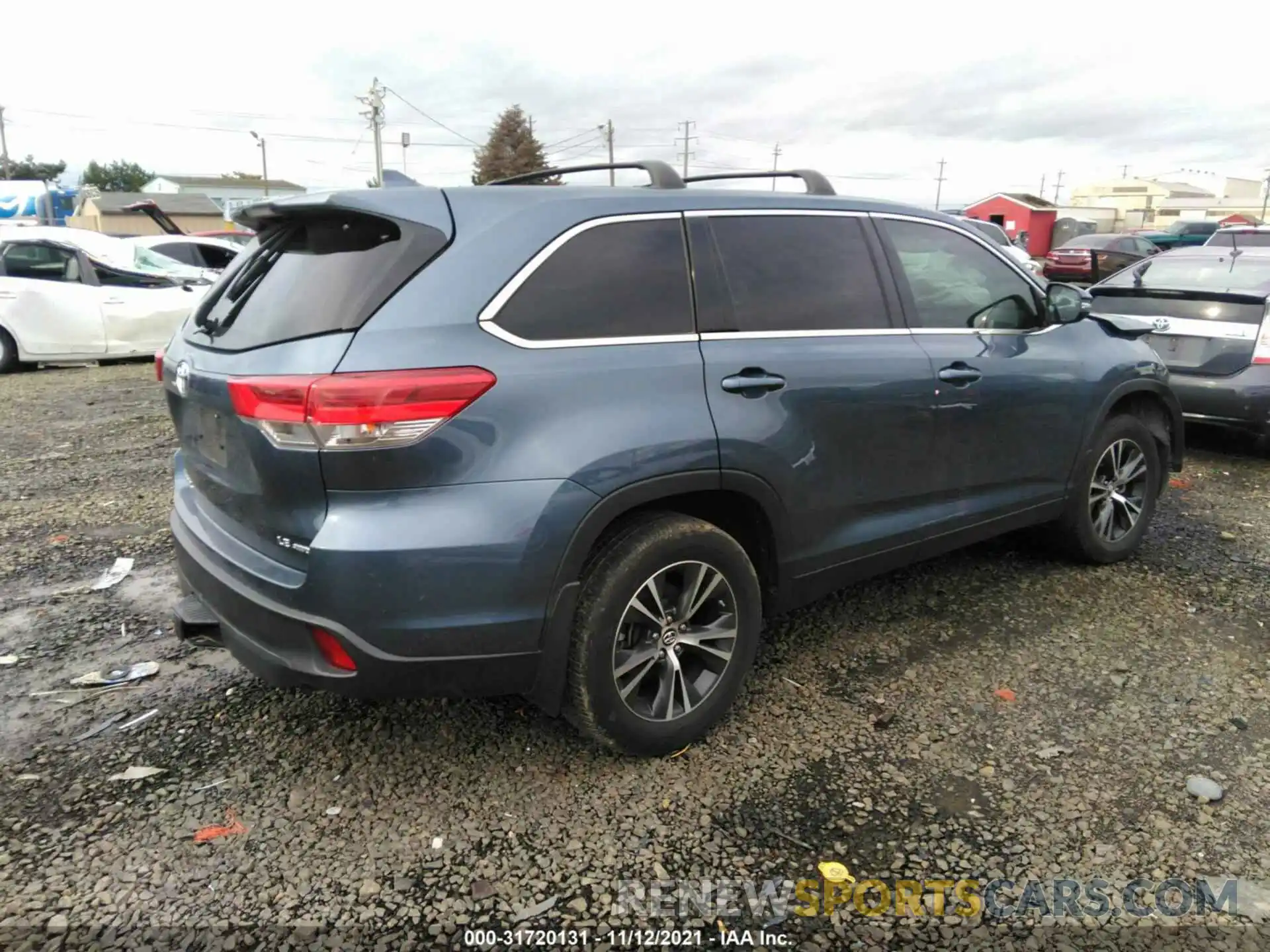 4 Photograph of a damaged car 5TDBZRFH8KS988421 TOYOTA HIGHLANDER 2019