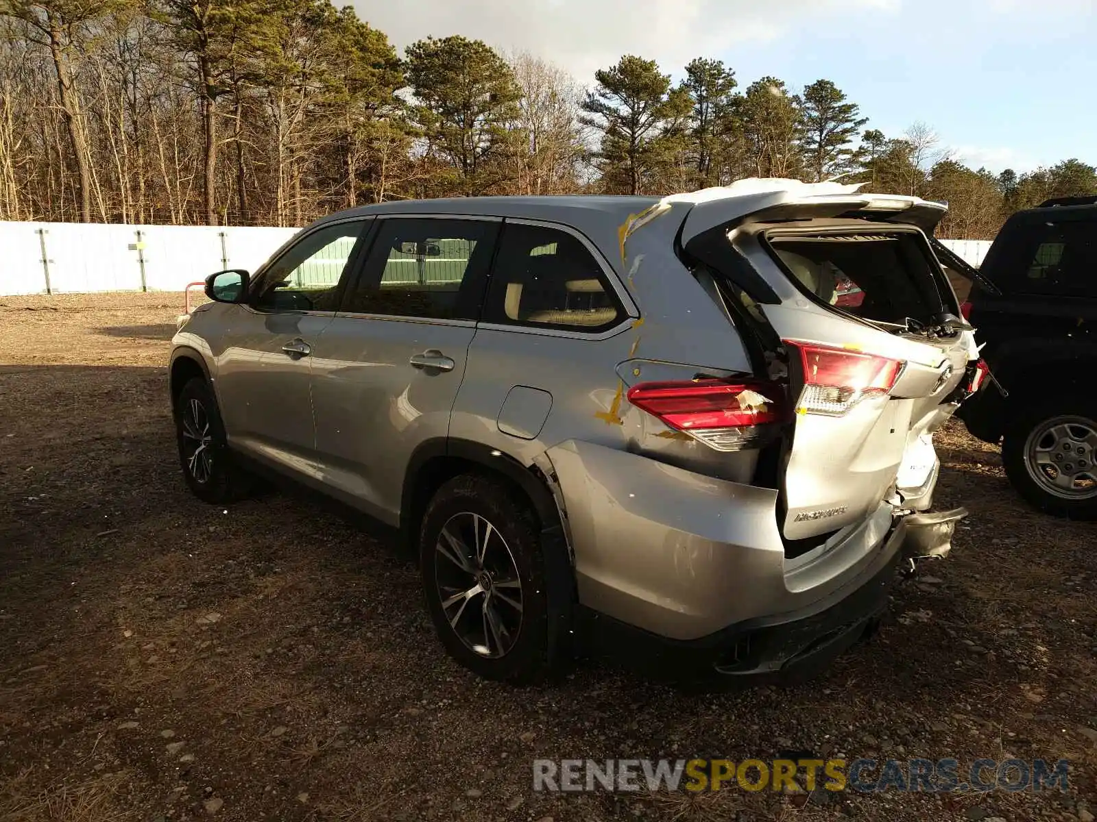 3 Photograph of a damaged car 5TDBZRFH9KS709719 TOYOTA HIGHLANDER 2019