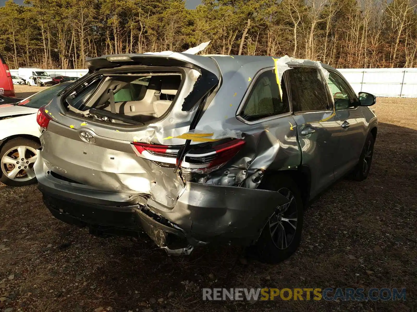 4 Photograph of a damaged car 5TDBZRFH9KS709719 TOYOTA HIGHLANDER 2019