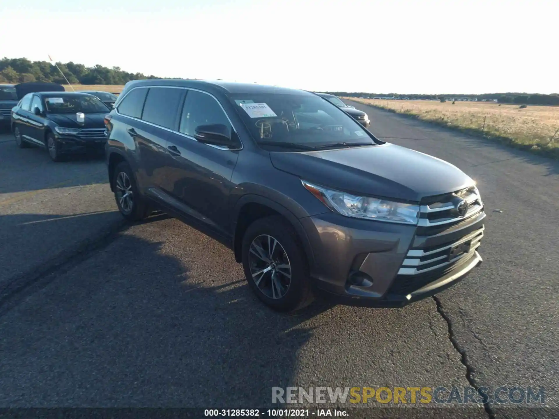 1 Photograph of a damaged car 5TDBZRFH9KS709736 TOYOTA HIGHLANDER 2019