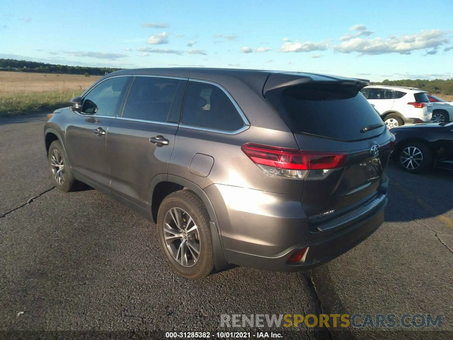 3 Photograph of a damaged car 5TDBZRFH9KS709736 TOYOTA HIGHLANDER 2019