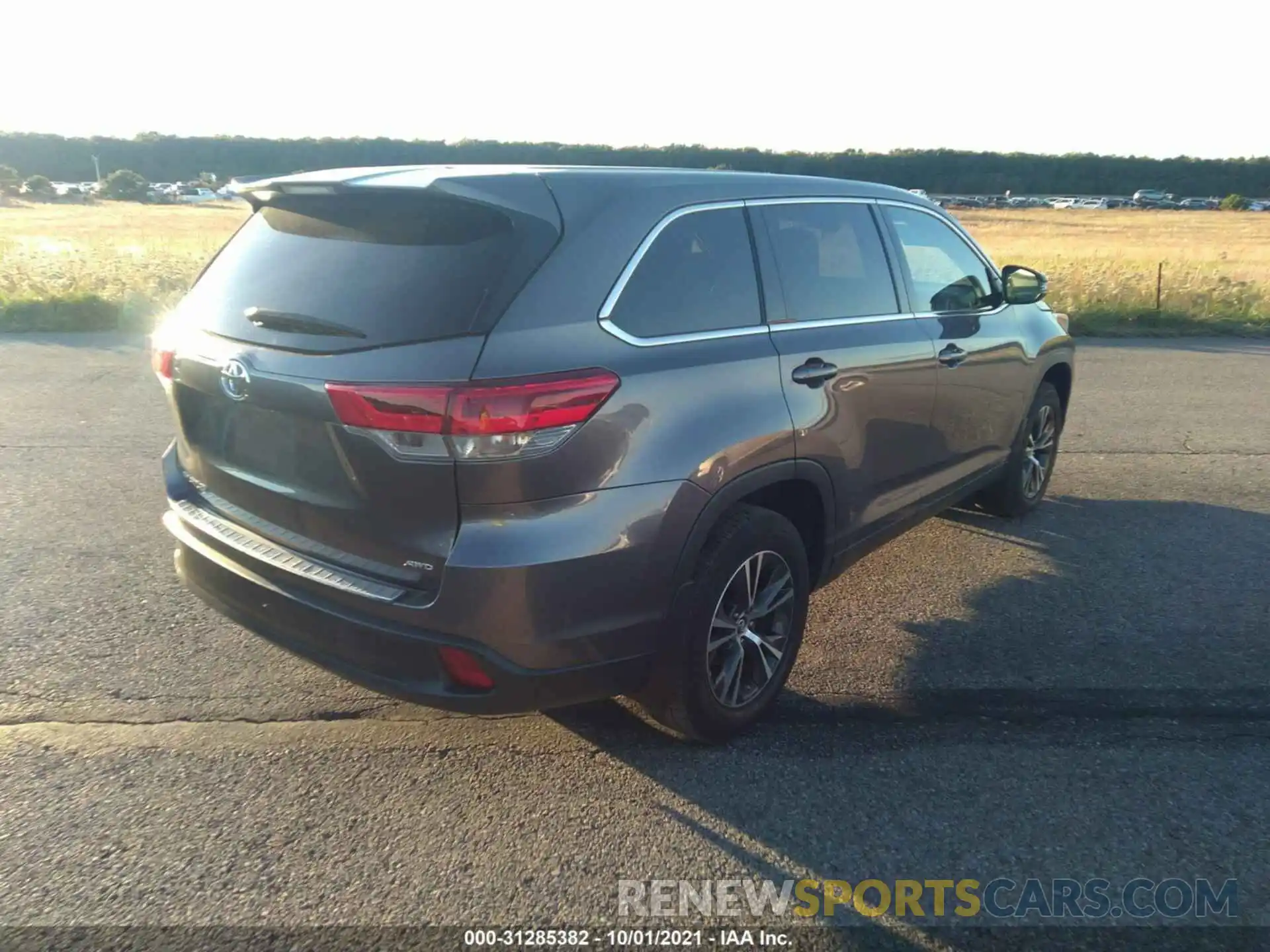 4 Photograph of a damaged car 5TDBZRFH9KS709736 TOYOTA HIGHLANDER 2019